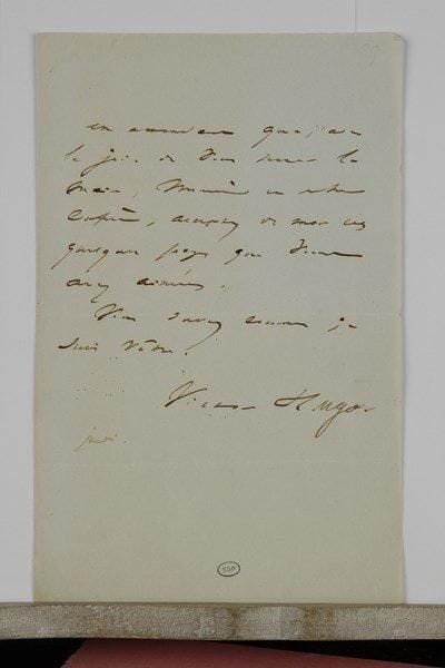 Victor HUGO (1802-1885). L.A.S., Jeudi, à un confrère ; 3/4 page in-8.« En attendant que j’aie la joie de vous serrer la main, Monsieur et cher confrère, acceptez de moi ces quelques pages que vous avez aimées »… On joint 3 L.A.S. par l’actrice Mlle George (1860), Mary Ann de Lamartine, et le peintre Alphonse de Neuville.