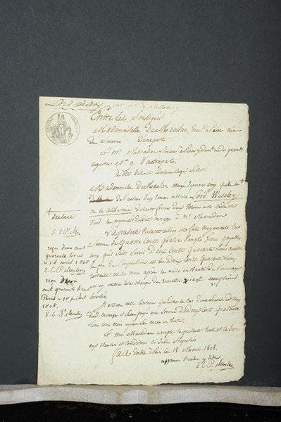 LITTÉRATURE. 23 lettres ou pièces, la plupart L.A.S.Jean-Baptiste d’Ansse de Villoison, Pierre-Yon Barré (avec Radet et Desfontaines, vente à Barba de leur pièce de Duguay-Trouin, 1804), Jean-François Collin d’Harleville (à J.-B. Suard, 1802, parlant de l’abbé Morellet), Louis Desjobert (distique pour la porte du Collège Louis le Grand), Michel d’Ennery (1764), abbé Ermès (1787), Pierre-Henri Larcher (à de Bure, 1803), Gui-Michel Lejay (1636), Jean-François Mahérault (École centrale du Panthéon, 1799), Charlotte de Bournon Malarmé (2, dont une à Maradan en 1799 sur ses livres Miralba et Théobald Leymour), abbé de Marigny (poèmes 1730), Pauline de Meulan (traité avec Maradan pour Lord Wiseby ou le Célibataire, 1808), Antoine de Montazet archevêque de Lyon (sur ses difficultés avec le chapitre de Lyon, 1769), Charles-Joseph Panckoucke (à Marmontel, 1796), Louis-Benoît Picard (à Perregaux, 1805), Edmée-Marie Poulain (traité pour sa Nouvelle Histoire abrégée de Port-Royal, 1786), Louis de Sacy, Jean de Santeul (au sujet d’inscriptions et du père Rapin), Charles Toullier (Rennes 1816, à un bachelier en droit, 2 portraits joints), Treuttel & Würtz (1806), Henri de Valois (au sujet de livres vendus par un libraire, 1666). Plus la copie d’un reçu de Mme de Qtaël (1804). On joint qqs imprimés, dont le Mémoire de Beaumarchais contre Kornmann ; plus un gros ensemble de manuscrits de poèmes, chansons et proses.