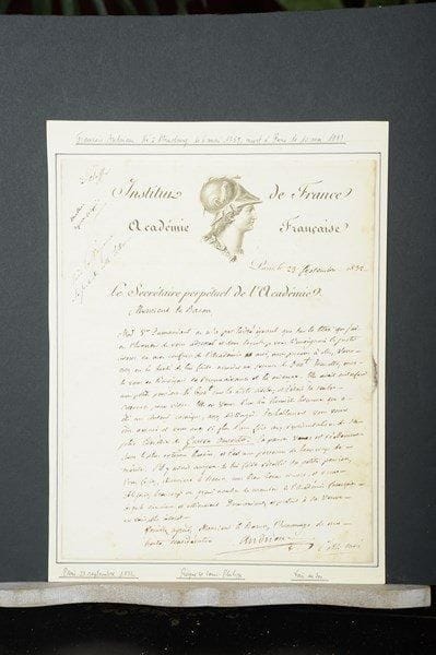LITTÉRATURE. Environ 200 lettres ou pièces, la plupart L.A.S., XIXe siècle.Laure d’Abrantès, J.J. Ampère, Jacques et Virginie Ancelot, François Andrieux (2), E. Augier, baron de Barante, Auguste Barbier (avec poème), Aug. Barthélemy, A. de Bast, Bayard, A. de Beauchesne, A. Bixio (4), Ch. Blanc, comtesse de Boigne, L. de Bonald, C. Bonjour, Boucher (Ode sur la Paix), J.G. Bougon, N. Bouillet, Louise Brayer, Brazier, Charles Brifaut (3), chevalier de Bronstedt, F. Buloz, J. Campagne, Carrion-Nisas, Cauchois-Lemaire (notice biogr.), Champfleury, Ed. Charton, Victorine de Chastenay (7), J. Coste, E. Courtin, Victor Cousin (14), Damas-Hinard, A. Darimon, C. Delavigne, Delamalle, Delestre-Poirson, Ferd. Denis, Émile Deschamps, Émile Deschanel (2, une à Janin), Louis Desnoyers (3), Eug. Despois,  P.F. Dubois, Camille Doucet, J. Droz, L. Dussieux, A. Duval, H. Duveyrier, A. Emery, Empis, L. Enault, Ernouf, Galoppe d’Onquaire, J.B. Gence, F. Génin, baron de Gérando (2), Emm. Gonzalès, Ad. Goubaud, L. Gozlan, B. Hauréau, Arsène Houssaye (4), J. Janin, Éloi Johanneau, Étienne de Jouy (2), A. Jubinal, F. de Lamennais, L. Langlès, Larivière, A. de Latour, P.S. Laurentie (4), Ph. Le Bas, P. Lebrun, L’Hermitte (avec poème), A. de Leuven, Hippolyte Lucas (3), A. Madrolle, Marc-Fournier, J.E. Marchese de Camille (3), A. Martainville, J. Méry, H. Moke, Ch. de Montalembert, A. Murville, D. Nisard, Ch. Pagnerre, Julie Périé, L.B. Picard, A. Pichot, E. de Planard (2), J.B. de Pongerville, François Ponsard (10), A. Poulet-Malassis, L. Quicherat, duchesse de Rauzan, Ch. Rémusat (4), A. Romieu, Alphonse Royer, L. de Saint-Aulaire, Sainte-Beuve (2), Anaïs Ségalas, Silvestre de Sacy, J. Soulary, Émile Souvestre (3), baron Taylor, G.S. Trébutien, L. Ulbach, E. Vergniaud, Villenave (2), J. Vatout, L. Véron, Prosper Vialon (4), Ch. Vierne, J.P.G. Viennet, F. de Villeneuve, Marie Walsh, etc. On joint qqs portraits et doc. divers.