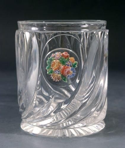 BACCARAT
Gobelet en cristal à côtes torses, orné d?un bouquet de fleurs. Haut. 9,6 cm.