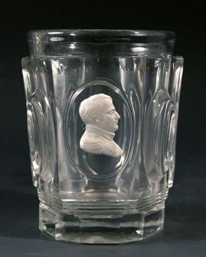 SAINT-LOUIS
Gobelet en cristal moulé de pastilles ovales sur côtes plates, orné du profil droit de Napoléon 1er en uniforme. Haut. 10,5 cm.