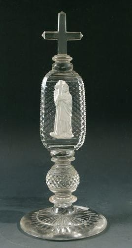 BACCARAT
Ornement sur pied et croix sommitale en cristal taillé à pointes de diamant, orné d?un Christ en pied portant sa croix. Haut. 26,5 cm.