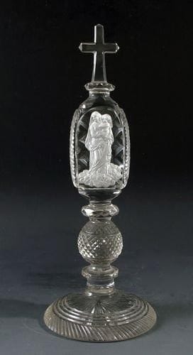 Choisy-le-Roi. Ornement sur pied et croix sommitale en cristal taillé à pointes de diamant et diamants guillochés, orné d?une Vierge à l?enfant Jésus. Haut. 27 cm.