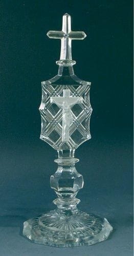BACCARAT
Ornement sur pied et croix sommitale en cristal taillé à losanges guillochés et côtes plates, orné d?un crucifix. Haut. 29,5 cm.