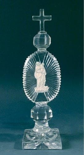 BACCARAT
Ornement sur pied et croix sommitale en cristal taillé à motif rayonnant, orné d?une Vierge à l?enfant Jésus. Haut. 26 cm.