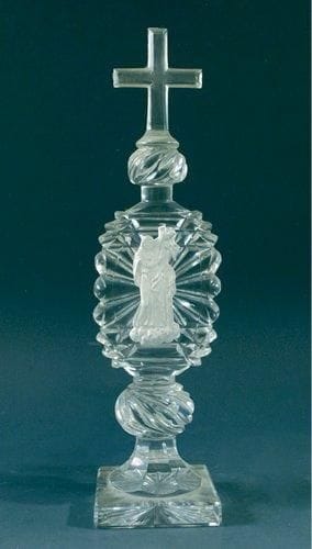 BACCARAT
Ornement sur pied et croix sommitale en cristal taillé à motif rayonnant et côtes torses, orné d?un Christ portant sa croix. Haut. 28 cm.