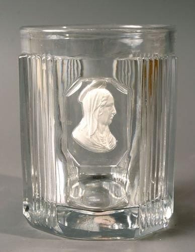 BERCY
Gobelet en cristal moulé à côtes plates et panneaux de fines côtes, orné du profil de la Vierge Marie. Haut. 10,7 cm.