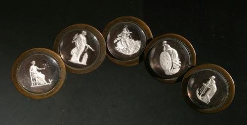 Cinq boutons en cuivre ornés de personnages mythologiques dont Neptune. Diam. 3,6 cm.