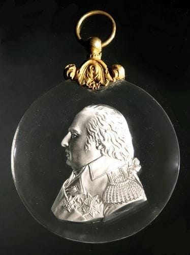 Choisy-le-Roi. Plaque ronde en cristal, orné du profil du roi Louis XVIII, Attache en bronze ciselé et doré. Marque Desprez, rue des Récolets, n° 2 à Paris. Haut. 8,7 cm.