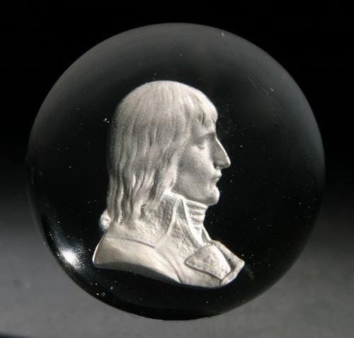 Zoude
Presse-papiers en cristal orné du buste de Bonaparte de profil. Diam. 5,9 cm, haut. 3,6 cm.