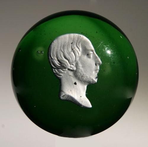 Presse-papiers en cristal à fond vert orné du profil droit du comte de Chambord. Diam. 6,5 cm, haut. 5,1 cm.