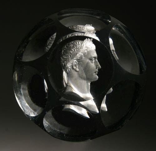 Saint-Mandé
Presse-papiers en cristal orné du profil droit lauré de Napoléon 1er. Taille à 2 rangs de six pontils et fenêtre supérieur. Diam. 8,3 cm, haut. 5,9 cm.