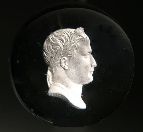 CLICHY
Presse-papiers en cristal orné du profil droit lauré de Napoléon 1er par Andrieu. Diam. 6,7 cm, haut. 5,1 cm.