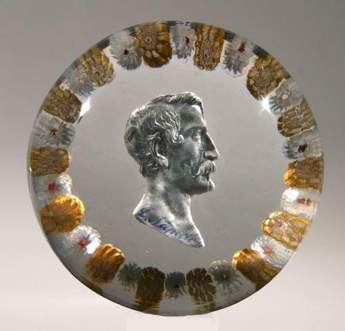 SAINT-LOUIS
Presse-papiers en cristal orné du profil droit de Louis-Napoléon Bonaparte entouré d?une couronne de bonbons polychromes alternés. Diam. 7,5 cm, haut. 5,3 cm.