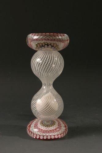 SAINT-LOUIS
Sablier signé et daté SL 1980, le corps cintré en cristal à filigranes blancs spiralés; les deux extrémités à décor interne de cercles concentriques de bonbons polychromes. Haut. 17,7 cm.