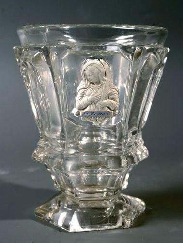 BACCARAT
Gobelet caréné et piédouche en cristal moulé d?octogones sur côtes plates, orné du buste de sainte Jeanne. Haut. 11,4 cm.