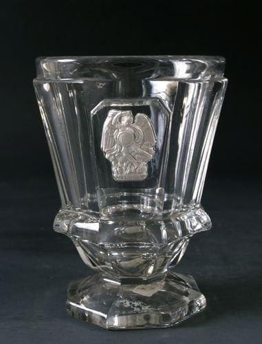 BACCARAT
Gobelet caréné à piédouche en cristal moulé à côtes plates, orné d?une représentation de saint Michel brandissant la foudre. Haut. 11,4 cm.