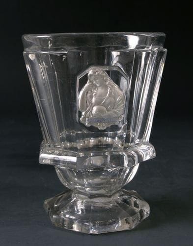 BACCARAT
Gobelet caréné à piédouche en cristal moulé à côtes plates, orné du buste de sainte Madeleine. Haut. 11,2 cm.