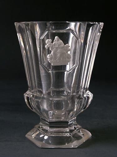 Zoude
Gobelet caréné à piédouche en cristal moulé à côtes plates, orné d?une représentation de sainte Geneviève. Haut. 11,2 cm.