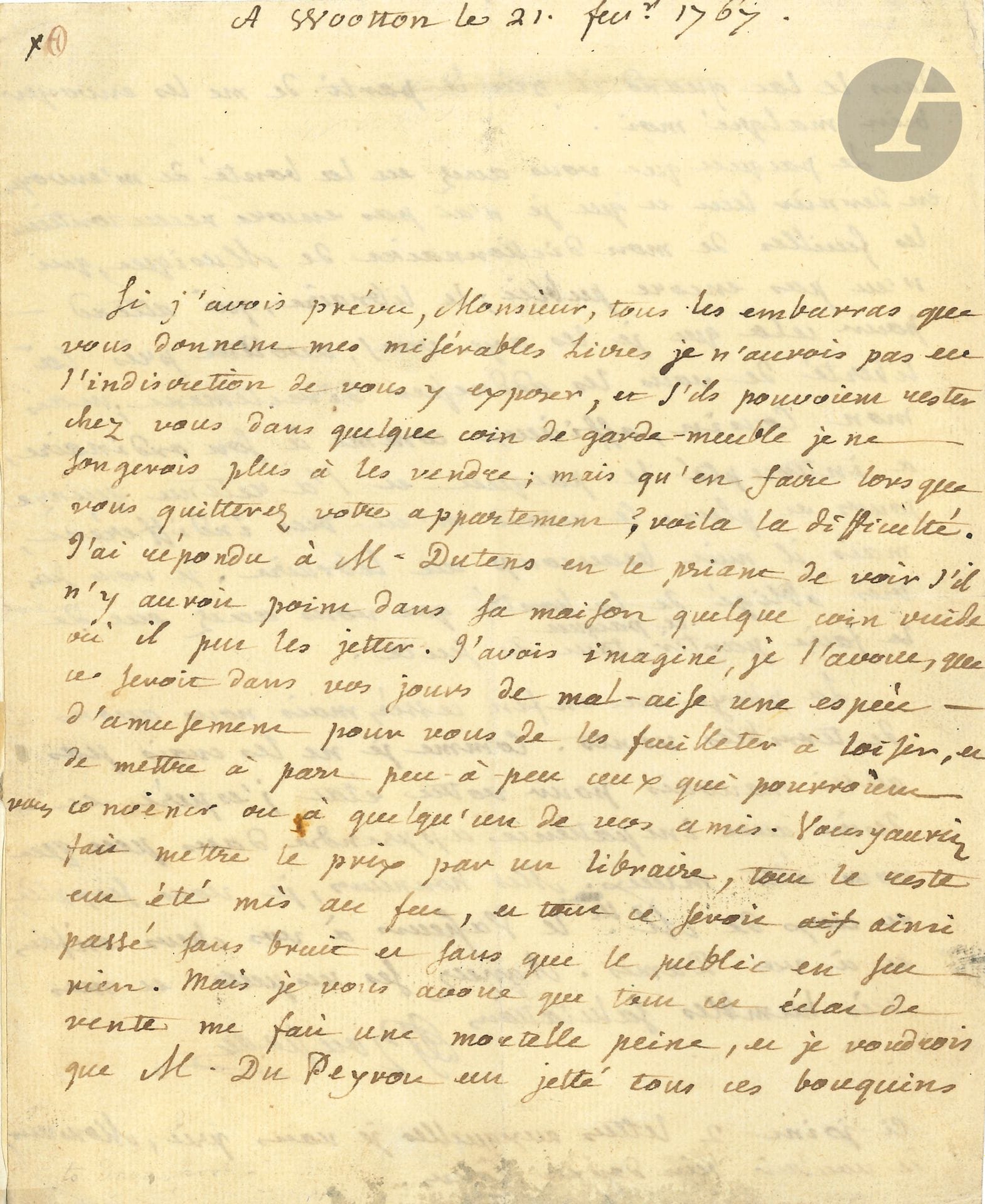 Jean-Jacques ROUSSEAU (1712-1778). L.A.S., Wootton 21 février 1767, à Richard Davenport; 2pages in-4.
Sur sa bibliothèque et son Dictionnaire de musique pendant son séjour en Angleterre, où Davenport avait hébergé Rousseau dans sa résidence de Wootton Hall (Straffordshire).
«Si j’avois prévu, Monsieur, tous les embarras que vous donnent mes misérables livres je n’aurois pas eu l’indiscrétion de vous y exposer, et s’ils pouvoient rester chez vous dans quelque coin de garde-meuble je ne songerois plus à les vendre; mais qu’en faire lorsque vous quitterez votre appartement? voilà la difficulté. J’ai répondu à M. Dutens en le priant de voir s’il n’y auroit point dans sa maison quelque coin vide où il put les jetter. J’avois imaginé, je l’avoue, que ce seroit dans vos jours de mal-aise une espèce d’amusement pour vous de les feuilleter à loisir, et de mettre à part peu à peu ceux qui pourroient vous convenir ou à quelqu’un de vos amis. Vous y auriez fait mettre le prix par un libraire, tout le reste eut été mis au feu, et tout se seroit ainsi passé sans bruit et sans que le public en sut rien. Mais je vous avoue que tout cet éclat de vente me fait une mortelle peine, et je voudrois que M. Du Peyrou eut jetté tous ces bouquins dans le lac quand il prit le parti de me les envoyer bien malgré moi.
Le paquet que vous avez eu la bonté de m’envoyer en dernier lieu et que je n’ai pas encore reçu contient les feuilles de mon Dictionnaire de Musique, qui n’est pas encore public; le libraire, qui attend pour cela que je les aye vues, avoit pris la liberté de vous les adresser directement; mais mon cousin, officieux comme à son ordinaire, a intercepté le pacquet et l’a retenu quinze jours et plus. Ce retard m’est très indifférent, mais il nuit beaucup au libraire. Je vous suis très obligé de la bonté que vous avez eue de faire partir ce pacquet tout de suite.
La pluye est enfin cessée, mais nous avons de terribles vents. Comme je ne les crois pas aussi mauvais pour votre état j’espère et désire avec impatience apprendre dans peu que vous êtes mieux. Mes honneurs, je vous supplie, et ceux de Mlle Le Vasseur à vos chers enfans et à vos dames»...
