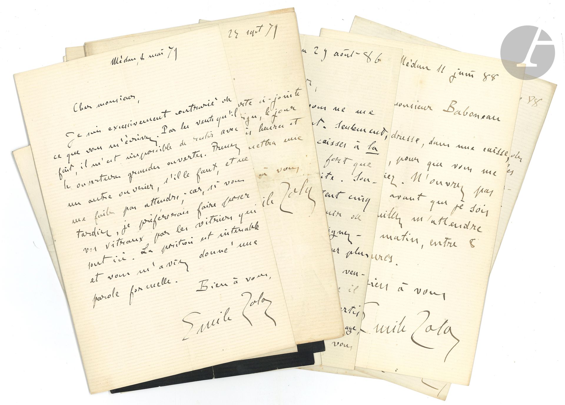 Émile ZOLA. 23 L.A.S., 1879-1893, à Henri Baboneau, peintre verrier; environ 28pages la plupart in-8, quelques enveloppes.
Correspondance au maître-verrier qui a réalisé les vitraux de la maison de Médan. Baboneau avait son atelier à Montmartre, 13 rue des Abbesses.
1879. Médan 8 mai. Zola est contrarié: «Par les vents qu’il fait, il m’est impossible de rester avec les ouvertures grandes ouvertes. Prenez un autre ouvrier, s’il le faut, et ne me faites pas attendre, car, si vous tardez, je préférerais faire poser vos vitraux par les vitriers qui sont ici. La position est intenable et vous m’aviez donné une parole formelle»… – 23 juillet. Il donne les dimensions de la porte d’entrée. – 25 septembre, places à l’Ambigu (pour L’Assommoir).
Paris 10 juin 1880. «Je vous envoie le vitrail de la porte d’entrée qu’on a fini par me casser complètement. Soyez assez aimable pour le réparer le plus tôt possible»…
1881. Paris 14 février. Il a une commande à lui donner: «Apportez-moi des modèles de mise en plomb. C’est pour un chalet»… – Médan 11 juin. Il lui demande de venir poser les vitraux; il fera prendre les caisses de vitraux à la gare de Villennes.
1886. Paris 26 mars: «je tiens absolument à ce que tout, les animaux, les arbres, les feuillages, les fleurs, jusqu’aux petits oiseaux et aux papillons, soient découpés par des plombs. C’est uniquement cela qui donnera du caractère à l’ensemble. Ce que vous pouvez peindre sur le fond, sur les verres rectangulaires, ce sont des insectes, mouches, abeilles, demoiselles, quatre ou cinq par fenêtre. En outre, je désire que, dans la grande baie, dont vous allez me soumettre un croquis, vous mettiez un nouveau paon, mais un paon avec la queue redressée et étalée. Et ne craignez pas d’élargir cette queue, d’en faire le motif principal de votre composition. Elle peut s’étaler sur trois ou quatre vitres»… – 26 avril. «Avez-vous quelque chose à nous montrer, soit le dessin d’une nouvelle fenêtre, soit un commencement d’exécution de la première?»… – Médan 29 août, sur l’envoi des caisses en gare de Triel.
Médan 11 juin 1888. Il lui envoie dans une caisse des vitraux «pour que vous me les arrangiez»… – 6 octobre. «Je vous envoie le calibre des culs de bouteille, pris au ras des plombs. Il y en a un de complètement brisé et deux fêlés». Il l’attend mardi. «Une voiture attendra la caisse de vitraux à Villennes»…
1889. Paris 16 février. «Je voudrais revoir les vitraux avec vous pour bien nous entendre sur les inscriptions à rétablir et sur plusieurs petits détails»… – 23 février. «C’est convenu: tous les panneaux auront 1,07 de hauteur sur 0,66 de largeur. Je donne ces mesures à mon menuisier qui va me faire un plan de la porte. Seulement, de votre côté, veillez à ce que tous les panneaux aient bien les mêmes dimensions»… – 5 mars. «J’ai acheté les dix petits panneaux de Flers, ce qu’il restait de la fenêtre»… – Médan 5 mai. «Me voici réinstallé ici, le menuisier va faire son travail, et à partir du 15, la grande baie vous attendra, toute prête pour la pose des vitraux. […] soignez bien la réparation des vitraux, que tout cela soit fait par vous et cuit solidement»… – 31 décembre: «ne travaillez à rien avant de m’avoir revu, ni aux vitraux de l’antichambre ni à ceux de la lingerie. J’ai acheté les deux vitraux du 14e, plus les deux panneaux composés de vingt-quatre petits sujets. […] Il faut que nous nous entendions pour caser tout ça»…. 
Paris 21 février 1890. «N’oubliez pas de nettoyer le plus possible les grands saints du XIVe, de façon à les éclaircir, car je veux avoir du jour dans l’antichambre, dont ils vont occuper la fenêtre»…
Médan 29 décembre 1893. Zola déplore le retard pris pour les fenêtres…