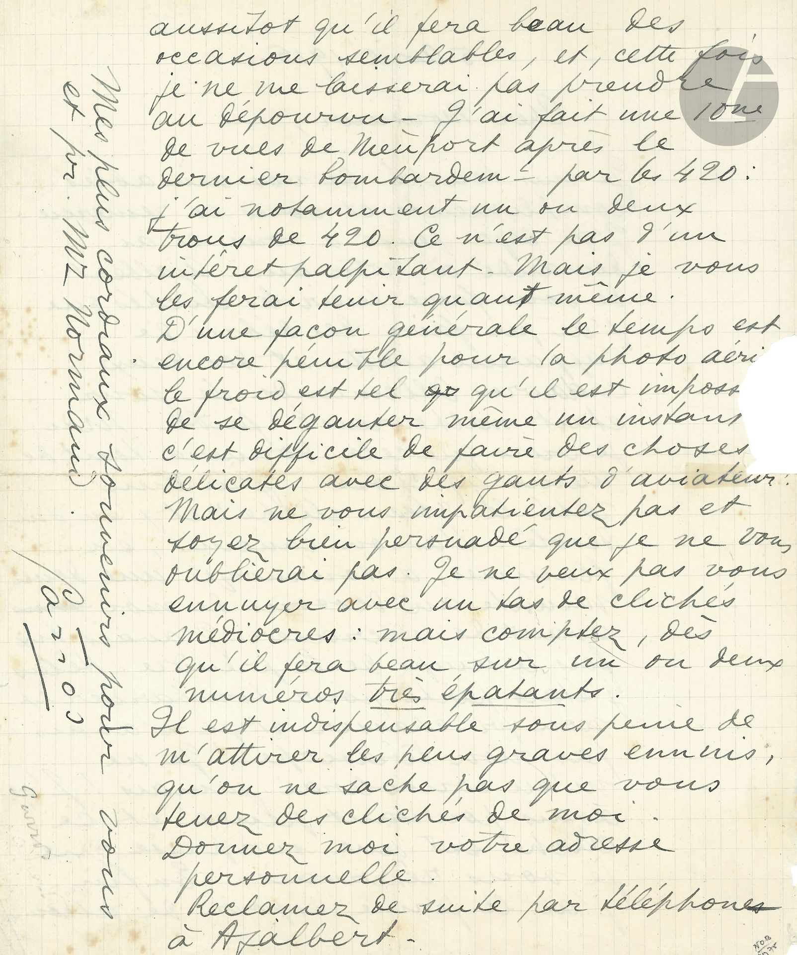 Roland GARROS (1888-1918) aviateur. L.A.S. 5 avril 1915, à un directeur de journal; 2pages in-4 (petite déchirure sur un bord, enlevant 3 fins de mots).
Belle et rare lettre après sa première victoire aérienne (1er avril 1915).
Il a demandé à Ajalbert d’envoyer «les clichés que j’ai pu faire des débris de l’appareil abattu et des deux cadavres allemands. Le jour était malheureust faible […] J’ai bien raté le “beau cliché” et j’en suis désolé. L’avion ennemi, en flammes, a tournoyé une demi minute au dessous de moi avant de s’écraser. J’avais dix fois le temps de le prendre. Hélas j’étais parti pour bombarder et non pour chasser et je n’avais pas mon Vérascope! […] J’ai fait une 10ne de vues de Nieuport après le dernier bombardement par les 420; j’ai notamment un ou deux trous de 420 […] le temps est encore pénible pour la photo aérienne le froid est tel qu’il est impossible de se déganter même un instant c’est difficile de faire des choses délicates avec des gants d’aviateur […] Mais comptez dès qu’il fera beau, sur un ou deux numéros très épatants. Il est indispensable sous peine de m’attirer les plus graves ennuis, qu’on ne sache pas que vous tenez des clichés de moi»…