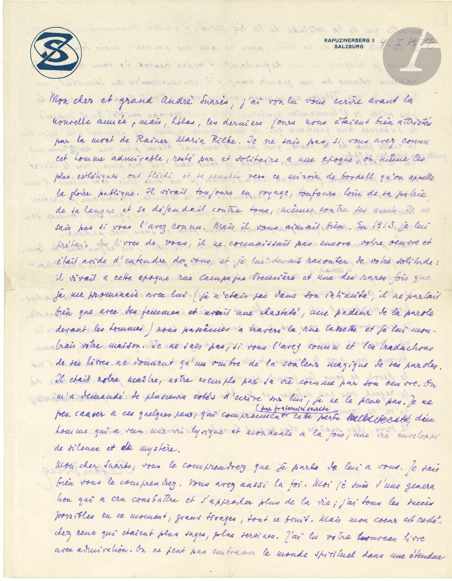Stefan ZWEIG (1881-1942). L.A.S., Salzburg 4 janvier 1927, à André Suarès; 2pages in-4 à son chiffre; en français.
Superbe lettre littéraire.
Zweig a été attristé par la mort de Rainer Maria Rilke, «cet homme admirable, resté pur et solitaire à une époque où même les plus esthétiques ont fléchi et se penchés vers ce miroir de bordell qu’on appelle la gloire publique. Il vivait toujours en voyage, toujours loin de sa patrie, de sa langue et se défendait contre tous, même contre ses amis. [...] il vous aimait bien. En 1913 je lui prêtais des livres de vous [...] je n’étais pas dans son intimité, il ne parlait bien que avec des femmes et avait une chasteté, une pudeur de la parole devant les hommes [...] les traductions de ses livres ne donnent qu’une ombre de la couleur magique de ses paroles. Il était notre maître, notre exemple par sa vie comme par son œuvre. [...] un homme qui a vécu une vie lyrique et monacale à la fois, une vie enveloppée de silence et de mystère»...
Puis Zweig parle de lui-même: «Moi je suis d’une génération qui a cru combattre et s’approcher plus de la vie; j’ai tous les succès possibles en ce moment, grands tirages, tout ce bruit. Mais mon cœur est resté chez ceux qui étaient plus sages, plus sereins». Il a beaucoup admiré le nouveau livre de Suarès: «On ne peut pas embrasser le monde spirituel dans une étendue pareille que de la solitude de la vie privée. J’étudie beaucoup moi aussi, je me suis retiré de la ville, pour ne pas me perdre». Il annonce un essai sur Tolstoi et Stendhal: «Je vois Tolstoï autrement comme vous: l’œil le plus perçant, le plus solide de l’humanité moderne. Mais quel cerveau faible! Quel manie de s’attaquer aux questions qui de leur nature même ne peuvent être répondus. Et quelle peur de la mort, quelle peur d’animal blessé plus que d’un homme, quelle peur maladive et lâche qui le pousse vers le dernier refuge de tous ceux qui ont peur, vers le Christ. [...] Me combien je préfère Stendhal [...] prince des psychologues, homme sans peur et sans vile pudeur». Zweig espère que les livres de Suarès vont enfin paraître en allemand, et il lui demande enfin: «écrivez votre vie! Vous avez passé la cinquantaine, vous avez vécu les yeux ouverts, le cœur fervent. Vous avez le courage de la vérité. Écrivez votre Henri Brulard. C’est le devoir de tous les grands psycologues de tourner une fois dans leur vie le regard vers eux-mêmes et de dire cette suprême vérité, qu’on ne connait que par le regard intérieur»...