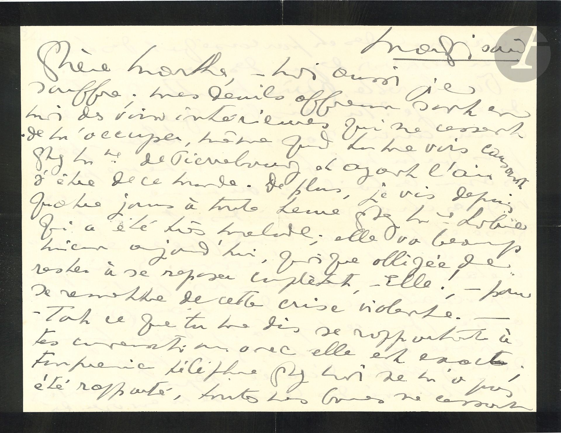 Anna de NOAILLES (1876-1933). L.A.S. «Anna», Mardi soir [1924?], à la Princesse Marthe Bibesco; 8pages oblong petit in-4 (deuil), enveloppe.
Longue et belle lettre d’explications à sa cousine.
 «Chère Marthe, – moi aussi, je souffre. Mes deuils affreux sont en moi des voix intérieures qui ne cessent de m’occuper, même quand tu me vois causant chez Mme de Pierrebourg et ayant l’air d’être de ce monde»… Elle voudrait dissiper les malentendus, et rappelle que jadis leur cousin Antoine [Bibesco] «me reprochait avec une dure mais sincère amitié (dans ce temps-là!) d’avoir toujours confiance dans les êtres, d’être toujours certaine de la sympathie déclarée»; il a depuis été obligé de lui envoyer des buissons de roses pour s’excuser de certains de ses propos contre elle… «Toi, tu es une musicienne, une artiste véritable, et je sais que le chant de l’âme et du verbe émeuvent en toi […] le côté du cœur qui s’est tourné vers la beauté»… Elle la met en garde contre les frères Tharaud: si elle savait la vérité! Le cher Barrès la connaissait, mais il désirait les servir pour l’Académie. En revenant de Charmes,«par leur cruelle conversation ils ont mis des larmes dans les yeux des hommes de cœur, bouleversés. – Tu n’es pas responsable de ces choses, et tu n’aurais rien pu dire ni penser de tel, mais ces amis que tu laisses juger sévèrement dans la conversation […] ne sont pas les vrais amis, les meilleurs amis»… Elle a toujours pensé que «sous ton intelligence et ta sensibilité littéraires il y avait une sorte de maladie de caractère, qui tâche à s’exercer sur tous, mais ne persuade que quelques faibles, aveugles et flattés – mais ne prend pas sur les êtres lucides, droits, puissants. […] Pourquoi aimerais-tu sans justes réserves cette cousine trop aimée qui, même tuée de chagrin, fait naître le poétique amour sous ses pas pleins de douleur?»… Etc.