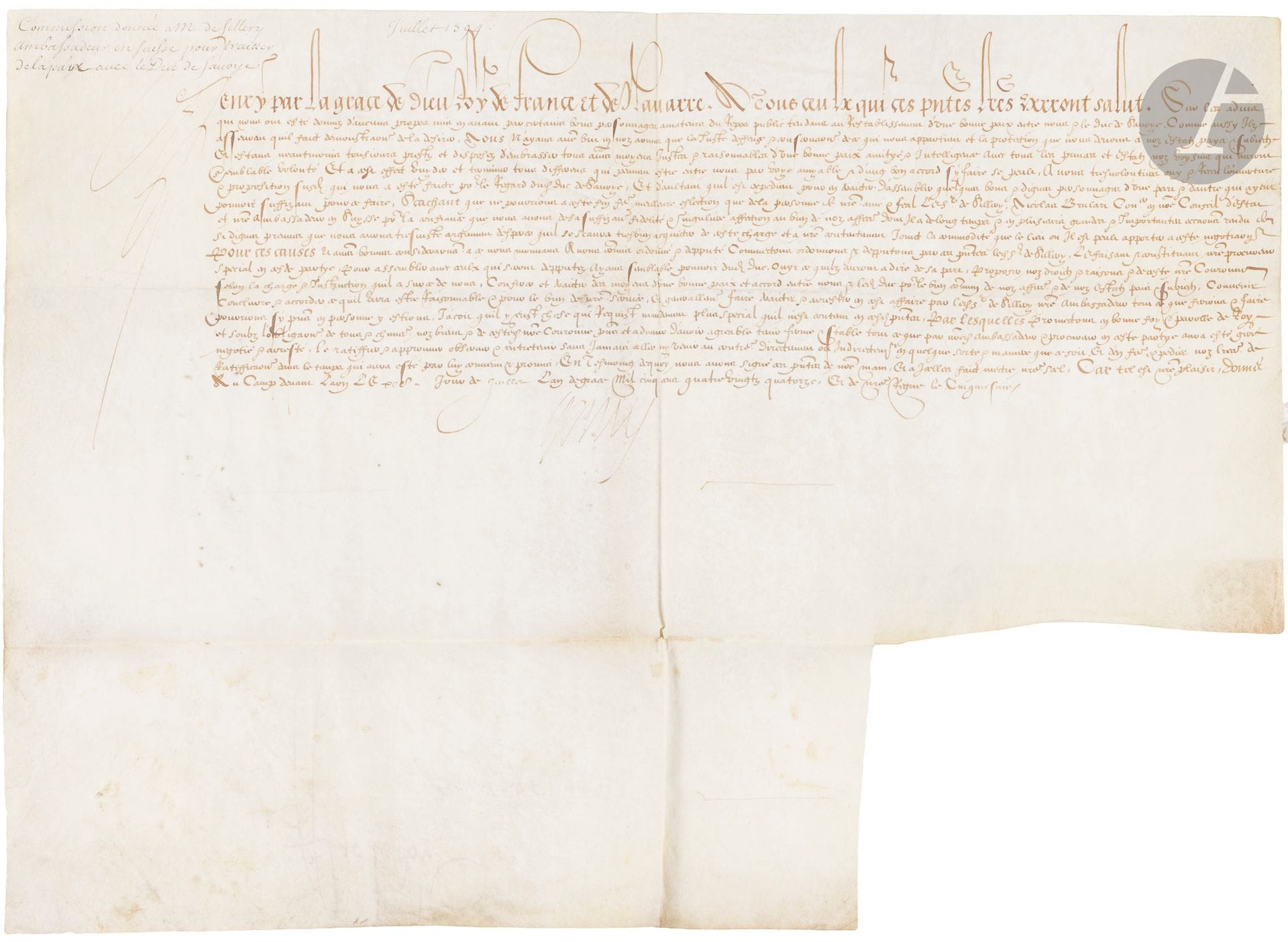 HENRI IV (1553-1610). P.S. «Henry», au Camp devant Laon 20 juillet 1594; vélin oblong in-fol.
Intéressante pièce pour négocier la paix avec la Savoie, écrite deux jours avant la prise de Laon.
Henri IV est décidé à écouter les «propos mis en avant par certains bons personnages amateurs du Repos public tendans au restablissement d’une bonne paix entre nous & le duc de Savoye», Charles-Emmanuel Ier le Grand. Il est toujours disposé à embrasser tous les «moyens justes & raisonnables d’une bonne paix amityé & intelligence avec tous les princes et estats nos voysins». Henri IV charge donc Nicolas Brulart, sieur de Sillery, son ambassadeur en Suisse, pour mener à bien cette négociation.
