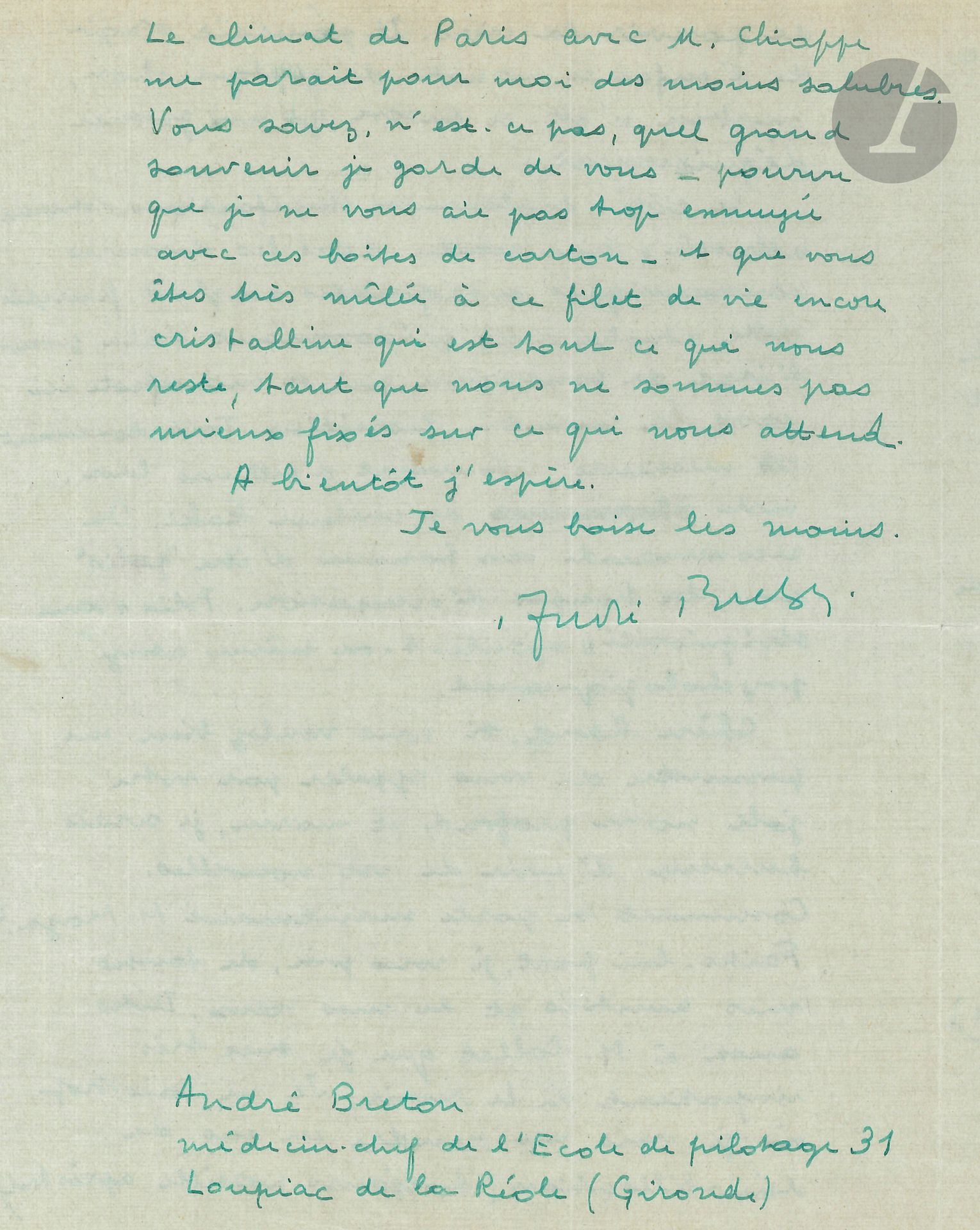 André BRETON (1896-1966). L.A.S., Loupiac 1er juillet 1940, [à Maud Bonneaud]; 2pages et demie in-8 à l’encre verte.
Après l’armistice (22 juin 1940), alors que Breton était «médecin-chef de l’École de pilotage 31» à Loupiac de la Réole (Gironde), ainsi qu’il l’écrit au bas de la lettre. «On a été dispensés de la Kasbah et casés tant bien que mal dans les séchoirs à tabac»... Breton n’a plus de nouvelles de sa femme Jacqueline depuis quinze jours. ... «ma foi, je crois qu’une époque assez intéressante pourrait commencer, à condition toutefois de pouvoir la vivre. Il pourrait s’agir de l’enfance monstre de quelque chose, ou bien n’est-ce encore qu’un grossier déguisement. Le côté “douloureuse stupéfaction”, “stupeur attristée” bien rendu dans les derniers communiqués antagonistes anglais-français reste absolument prédominant. Voilà pour l’état de conscience qui se manifeste ici sans la moindre discrétion. Tout doucement ces messieurs retournent d’ailleurs leur veste de couleur kaki. On recommande aux hommes d’être “polis” avec les troupes d’occupation. Polis “sans obséquiosité” ajoute-t-on même assez psychologiquement». Il ne sait où aller «en cas de démobilisation [...] Le climat de Paris avec M. Chiappe me paraît pour moi des moins salubres». Il dit à sa correspondante qu’il en garde un «grand souvenir [...] vous êtes très mêlée à ce filet de vie encore cristalline qui est tout ce qui nous reste, tant que nous ne sommes pas mieux fixés sur ce qui nous attend»...