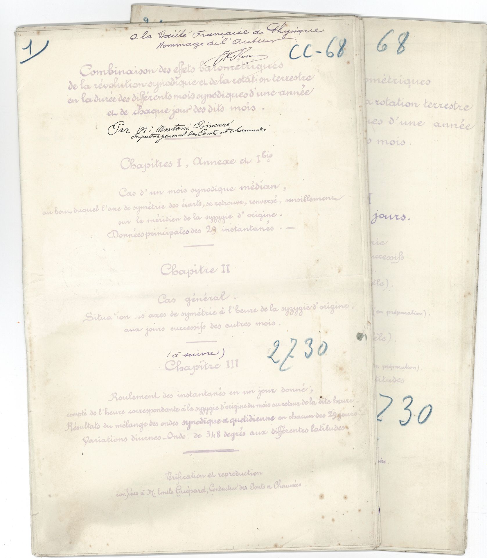 Antoni POINCARÉ (1825-1811) inspecteur des Ponts et Chaussées, père du Président de la République. Combinaison des effets barométriques de la révolution synodique et de la rotation terrestre, en la durée des différents mois synodiques d’une année et de chaque jour desdits mois, octobre 1903; publication autographiée, petit in-folio (31 x 21 cm), 6 fascicules brochés sous 4 chemises numérotées de 1 à 4, l’ensemble placé dans une chemise annotée (petite déchirure au dernier feuillet); 62p. n.ch. autographiées et 5 graphiques hors texte dont 1 manuscrit et 4 autographiés.
Rare mémoire autographié, avec envoi autographe. Dans ce mémoire, l’auteur étudie la révolution synodique, intervalle de temps qui s’écoule entre deux passages successifs d’une planète ou d’un satellite dans une situation déterminée, ainsi que la syzygie, situation où trois objets célestes (en général le Soleil, la Terre et la Lune) sont en conjonction ou en opposition. Son étude comprend trois chapitres: I. Cas d’un mois synodique médian, au bout duquel l’axe de symétrie des écarts se retrouve, renversé, sensiblement sur le méridien de la syzygie d’origine. - II. Cas général. Situation des axes de symétrie à l’heure de la syzygie d’origine, aux jours successifs des autres mois. - III. Roulement des instantanés en un jour donné, compté de l’heure correspondante à la syzygie d’origine du mois au retour de ladite heure. Résultat du mélange des ondes synodique et quotidienne en chacun des 29 jours. Variations diurnes. Onde de 348 degrés aux différentes latitudes. De nombreux tableaux chiffrés, ainsi que 5 graphiques montrant notamment les oscillations de l’onde mensuelle synodique, illustrent cette étude.  Envoi autographe signé sur la première page: « A la Société Française de Physique. Hommage de l’auteur A. Poincaré»; cachet de cette société apposé à plusieurs reprises.