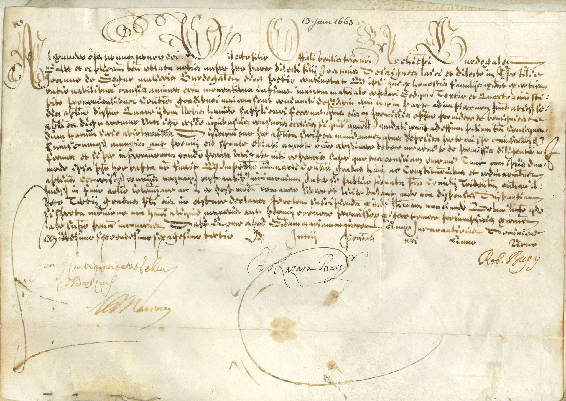 PAPES. Fabio Chigi, ALEXANDRE VII (1599-1667) pape en 1655, il fit construire la colonnade du Bernin. Bulle manuscrite en son nom, Rome à Sainte-Marie-Majeure ides de juin (13 juin) 1663; vélin oblong in-fol. (22 x 31,5 cm) avec lettrine et initiales ornées sur la première ligne, en liasse à la suite d’un cahier sur parchemin de l’official de Paris (22pages in-fol.) et d’un autre document sur papier (4 pages in-4); la bulle (sans le sceau) en latin, le reste en français.
Dispense de consanguinité au 4e degré, adressée à l’archevêque de Bordeaux, en faveur du mariage de Jean Desaigues et Jeanne de Ségur, de ce diocèse. Signatures de chancellerie. – Procès-verbal de l’interrogatoire des intéressés par Pierre Frapereau, prêtre, bachelier en droit canon, chanoine de Saint-André, assesseur et lieutenant en l’officialité de Bordeaux, en l’absence de l’official, 6 août 1663: questions d’âge, de parenté, et si le fiancé «avant obtenir ladite bulle ny du despuis il na poinct ravy ladite damoiselle […] Respond que non et quil seroict bien marry d’y avoir seulement pansé», etc. Plus un procès-verbal sommaire signé aussi par les fiancés, et avec inscription a.s. d’Amelin, prêtre, docteur en théologie et sous-promoteur de Bordeaux, consentant qu’ils jouissent de la grâce et dispense, 3-6 août 1663.