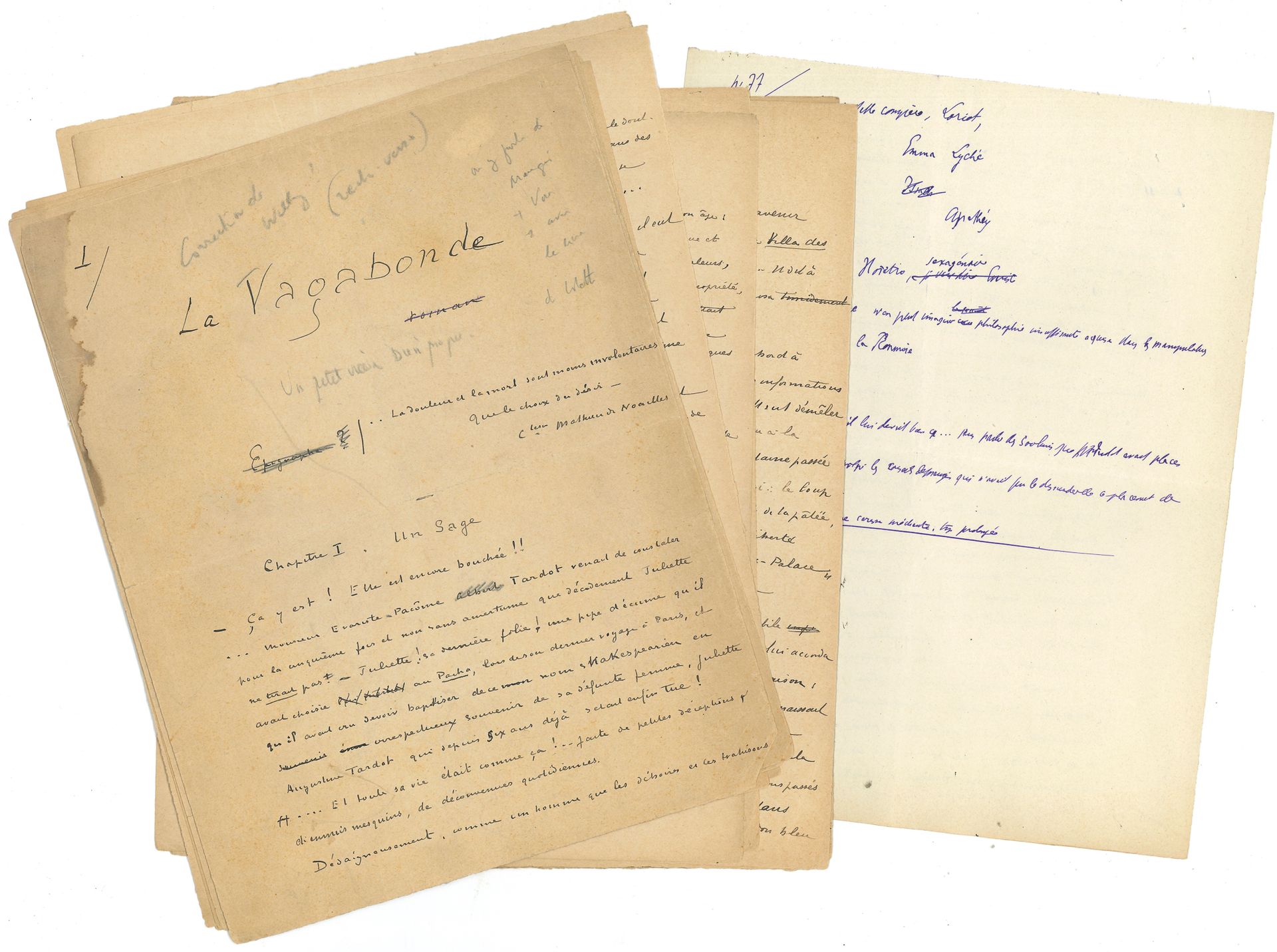 CURNONSKY. Manuscrit autographe, La Vagabonde [Un petit vieux bien propre, 1907]; 133 feuillets petit in-4 (23 x 18 cm), paginé 1-57, 62-137.
Manuscrit entièrement de la main de Curnonsky du roman signé par Willy, Un petit vieux bien propre, avec annotations autographes de Willy.  Un petit vieux bien propre a été publié en 1907 à la Bibliothèque des Auteurs modernes, sous la seule signature de Willy. Ce manuscrit montre que le roman a été entièrement écrit par Curnonsky. Le manuscrit de Curnonsky, à l’encre noire, couvre le recto des feuillets. Il présente de nombreuses ratures et corrections, et des additions, à l’encre violette, par Willy, qui a ajouté des remarques sur une cinquantaine de versos, à l’encre violette ou au crayon, principalement à partir de la p.70; ainsi (p.54 v°): «Minne (rappeler en trois lignes qu’il la refusa héroïquementdirecteur de consciences laïque, gratuite et facultatif, heureux de mettre sa vieille expérience et son indulgence (plénière) au service des pénitentes qui venaient de s’agenouiller dans son confessionnal virtuel, fait de bâtons de chaises et de balais plus qu’à moitié rôtis. D’ailleurs il n’attendait aucune récompense».  Il est divisé en chapitres: I Un Sage, II Une poule survint…, III Les Rencontres de Mlle Pimprenelle de Folligny, IV Entre le “fromage” et la “vedette” [qui sera divisé en deux], VI Une figure bien parisienne; avec une petite lacune entre les pages 57 et 62. On joint un manuscrit de copiste partiel (30p. in-4). Plus le tapuscrit d’un Plan d’Une plage d’amour, «roman balnéaire» de Willy (20p. in-4), avec annotations autographes de Willy.