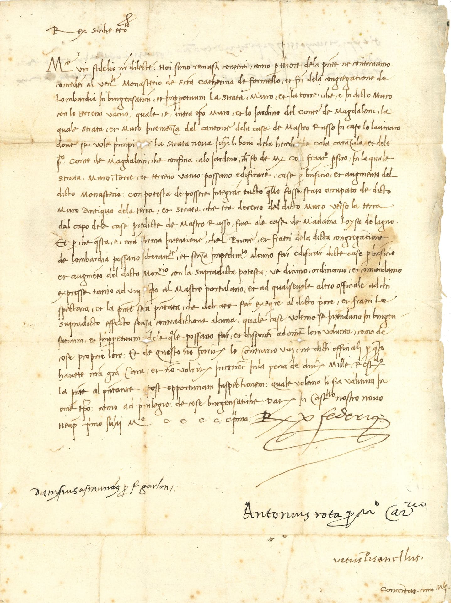 FEDERICO I (1451-1504) Roi de Naples, dernier de la dynastie d’Aragon. L.S. «Rex Federigo», Naples Castel Nuovo 1er juillet 1501, à son conseiller Nicolo Franci; contresignée par 3 chanceliers; 1page in-fol., adresse (fentes au feuillet d’adresse); en italien.
Rare lettre au sujet de l’église napolitaine Santa Caterina a Formiello. Il a concédé à perpétuité le monastère de «Scta Catherina de Formello» aux frères de la congrégation de Lombardie («congregatione de Lombardia»), avec la rue, le mur et la tour. Il indique les travaux à faire pour la construction de la «strata nova» et le «lavinaro», et pour l’agrandissement que doivent effectuer le prieur et les frères pour agrandir leur monsatère, avec le terrain vacant touchant le jardin du comte de Magdaloni, et les maisons de «Mastro Russo» et de «Madama Loysa de Lagno». Il confie ces travaux au «Mastro Portulano»…