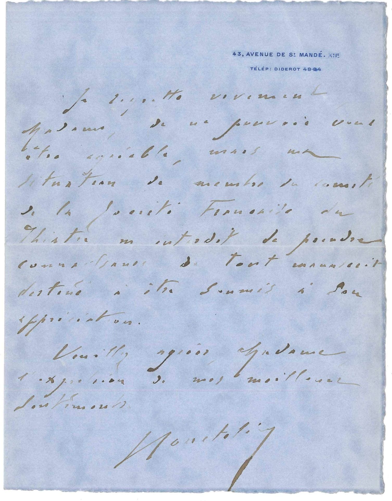 Georges COURTELINE (1858-1929). 3 L.A.S., 43, avenue de St Mandé 1924 et s.d., à une dame; 3 pages et demie petit in-4 à son adresse.
17 mars 1924: pour les conseils, «je suis malheureusement trop vieux pour commettre encore l’imprudence d’en donner. C’est bon pour les tout jeunes gens»… 28 mars 1924: la pièce inachevée l’a «assez amusé; le point de départ en est plaisant et pas mal développé du tout. Ne jetez donc pas votre œuvrette au brasier»… – Sa situation de «membre du comité de la Société Française du Théâtre m’interdit de prendre connaissance de tout manuscrit destiné à être soumis à son approbation»…