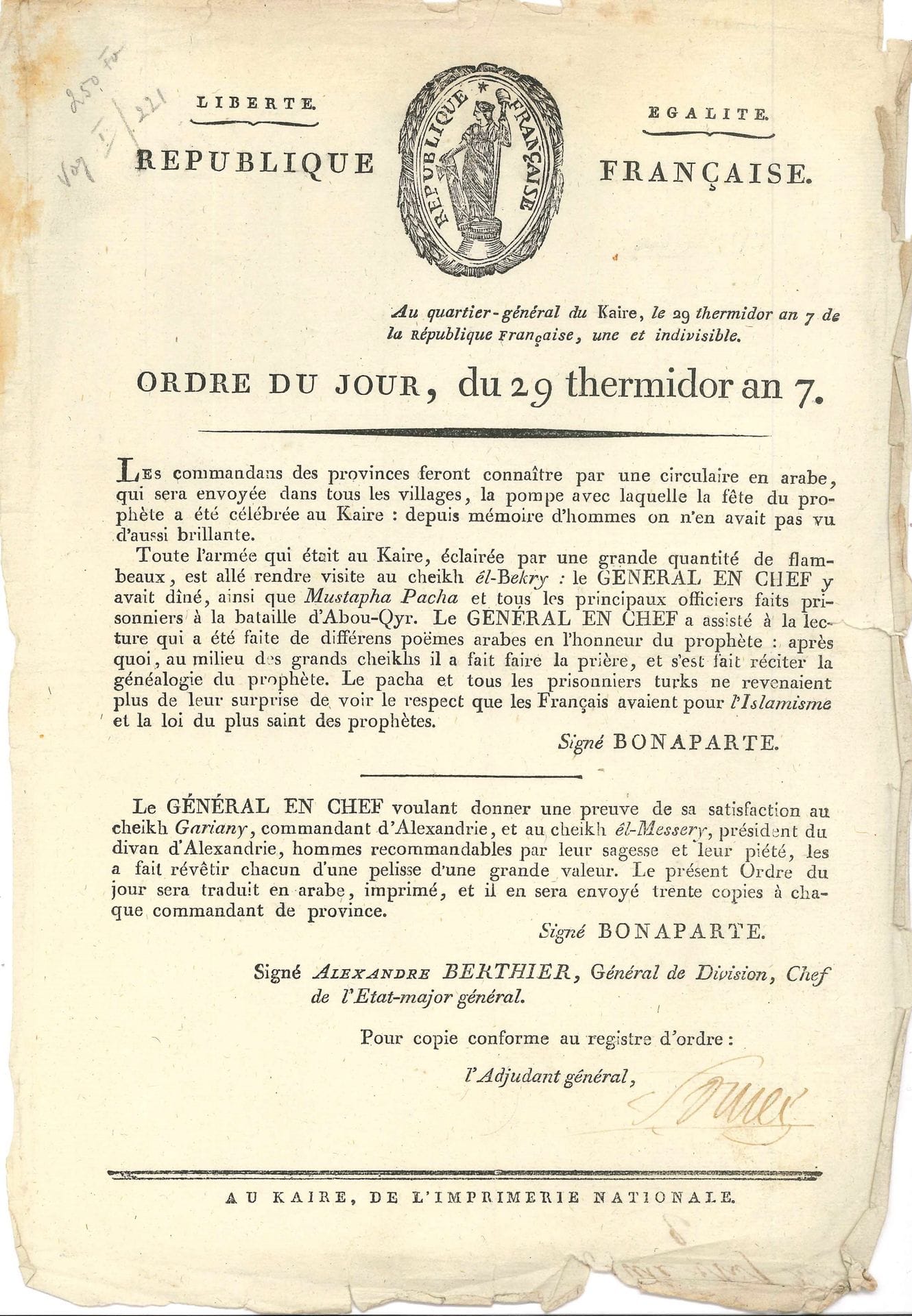 campagne d’Égypte. 2 ordres du jour imprimés, Q.G. du Kaire 29 thermidor VII et 13 vendémiaire VIII (16 août et 5 octobre 1799), signés respectivement par l’adjudant général Henry Sornet et l’adjudant général Jean-Gaspard-Pascal René (Au Kaire, de l’Imprimerie nationale); 2 ff. in-fol., le 2e impr. recto-verso, vignettes (bord effrangé et fente au 1er, le 2e lég. rogné sur un bord sans toucher le texte).
29 thermidor. Ordre de Bonaparte de publier en arabe des détails de «la fête du prophète» à laquelle le Général en chef a assisté, au Caire, témoignant du «respect que les Français avaient pour l’Islamisme»; dons du Général en chef à deux cheikhs «recommandables par leur sagesse et leur piété»... 13 vendémiaire. Ordres de Kléber relatifs à l’habillement des hommes composant le train d’artillerie, à la fixation des prix des effets, à la défense de déporter des grains «ou marchandises quelconques» en Syrie, «sous peine de mort»...