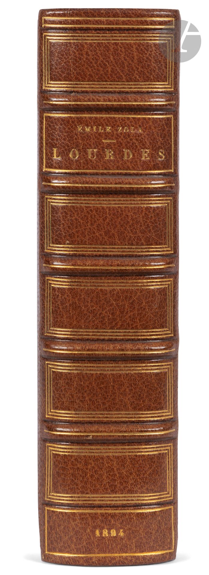 ZOLA (Émile).
Lourdes.
Paris : Bibliothèque-Charpentier, 1894. —In-18, 185 x 126 : (2 ff.), 598 pp., couverture imprimée. Demi-maroquin havane à coins, filets dorés, dos à nerfs orné, tête dorée, non rogné, couverture et dos conservés (Yseux sr de Thierry-Simier).

Édition originale du premier des trois romans du cycle romanesque Les Trois villes. Suivront Rome en 1896 et Paris en 1898.

Un des 340 exemplaires numérotés sur papier de Hollande (n° 228).

Bel exemplaire, enrichi d’un article de l’Écho de Paris du 17 avril 1908 à propos de la « Grivotte » de Zola.
Marque brune sur le faux titre. Feuillets légèrement brunis comme toujours.