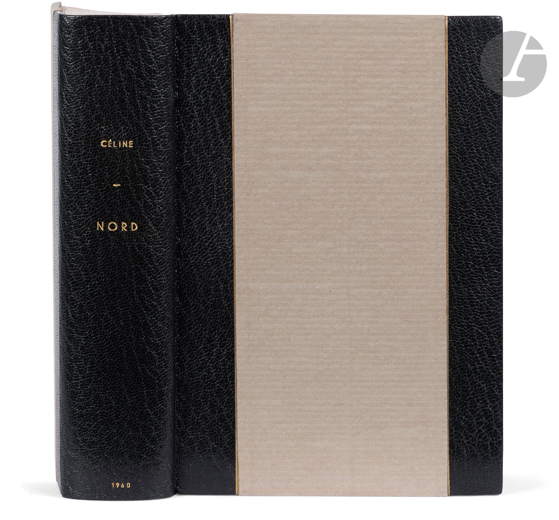 CÉLINE (Louis-Ferdinand).
Nord. Roman.
Paris : Gallimard, 1960. — In-8, 202 x 138 : 461 pp., (1 f.), couverture imprimée. Demi-maroquin noir à bandes, filets dorés, dos lisse, tête dorée, non rogné, couverture et dos conservés, étui bordé (D. Montecot).

Dauphin & Fouché, 60A1.

Édition originale de ce roman en partie autobiographique, le dernier paru du vivant de l’auteur. Elle est dite « non expurgée » et comporte une carte de l’Allemagne sur double page à la fin, qui ne figurera pas dans l’édition définitive de 1964.

Céline nous raconte les péripéties de sa fuite en Allemagne de juin à octobre 1944 avec sa femme Lili, leur chat Bébert et le comédien Le Vigan, d’abord à Baden Baden puis dans la ville délabrée de Berlin et dans le village de Zornhof. 

UN DES 45 PREMIERS EXEMPLAIRES SUR VÉLIN DE HOLLANDE (n° 19), parfaitement et sobrement relié par Didier Montécot.