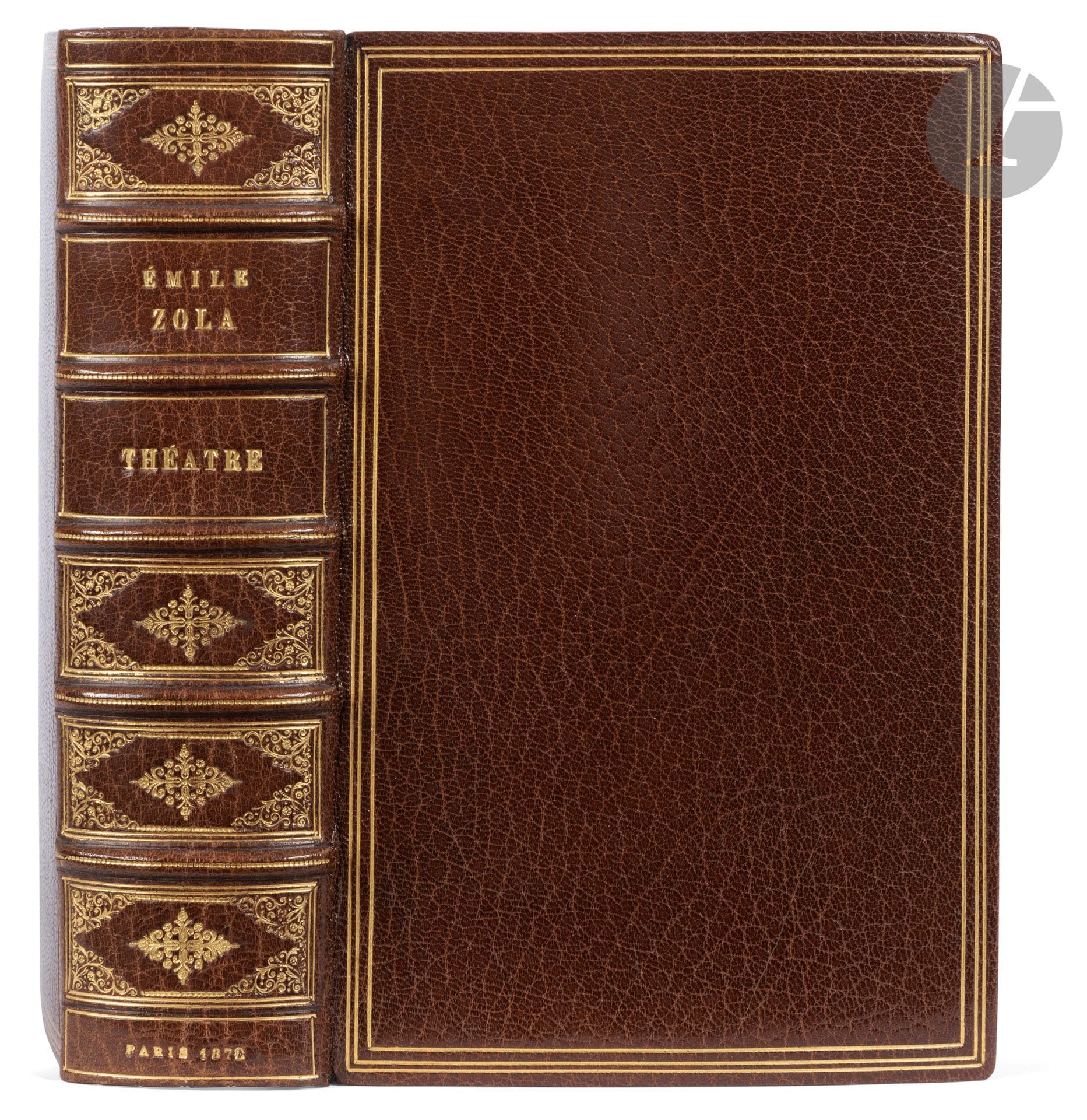 ZOLA (Émile).
Théâtre. Thérèse Raquin. Les Héritiers Rabourdin. Le Bouton de rose.
Paris : G. Charpentier, 1878. — In-18, 180 x 114 : VIII, 316 pp., (2 ff. dernier blanc), couverture imprimée. Maroquin havane, triple filet doré en encadrement sur les plats, dos à nerfs orné, dentelle dorée intérieure, tranches dorées sur témoins, couverture conservée, étui (Marius Magnin).

Édition en partie originale. Le Bouton de rose paraît ici pour la première fois.

Un des 75 exemplaires numérotés sur papier de Hollande (n° 62).

Très bel exemplaire relié par Marius Magnin, parfaitement conservé.
Rousseurs éparses.