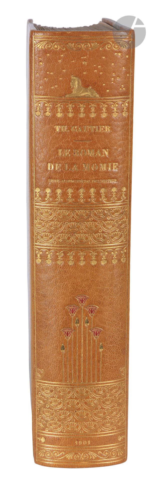 GAUTIER (Théophile) - LUNOIS (Alexandre).
Le Roman de la Momie.
Paris : Librairie L. Conquet, L. Carteret et Cie, 1901. — In-4, 296 x 214 : (3 ff.), 262 pp., couverture illustrée. Demi-maroquin citron à coins à la Bradel, filets dorés, dos lisse orné de compositions dorées et mosaïquées dans le style des décors égyptiens, non rogné, couverture et dos conservés (E. Carayon).

Luxueuse édition illustrée de 42 compositions de l’illustrateur Alexandre LUNOIS (1863-1916) dont c’est l’une des plus belle réalisations, gravées au burin et à l’eau-forte par Léon Boisson.

EXEMPLAIRE SPÉCIAL DE L’ÉDITEUR LÉOPOLD CARTERET, UNIQUE, réimposé dans le format in-4 sur papier japon, contenant 4 états des gravures (eau-forte pure avec remarque, bon à tirer sur vélin justifié et signé par l’artiste, épreuve sur chine collé avec remarque, état définitif dans le texte).

L’exemplaire est également enrichi des pièces suivantes :
- 2 épreuves d’essai en couleurs,
- 5 lettres des éditions Fasquelle, dont 2 signées par Eugène Fasquelle, une autographe et signée par le secrétaire et 2 comprenant le cachet de la signature de l’éditeur. Ces lettres portent sur les droit de publier une édition de luxe du Roman de la Momie,
- 1 lettre autographe signée du graveur Léon Boisson à Carteret, 1 page in-16,
- 1 lettre autographe signée d’Alexandre Lunois à Carteret, 1 page et demie in-12, 
- 1 longue lettre autographe signée de l’industriel et bibliophile Albert Bélinac, 2 novembre 1902, 4 pages in-8, dans laquelle il donne, entre autres, son avis sur l’ouvrage,
- 1 reçu autographe de Léon Boisson,
- 1 reçu autographe d’Alexandre Lunois.

Superbe exemplaire relié pour Carteret par Émile Carayon, parfaitement conservé.

Provenance :
Léopold Carteret, avec ex-libris (1949, n° 82).