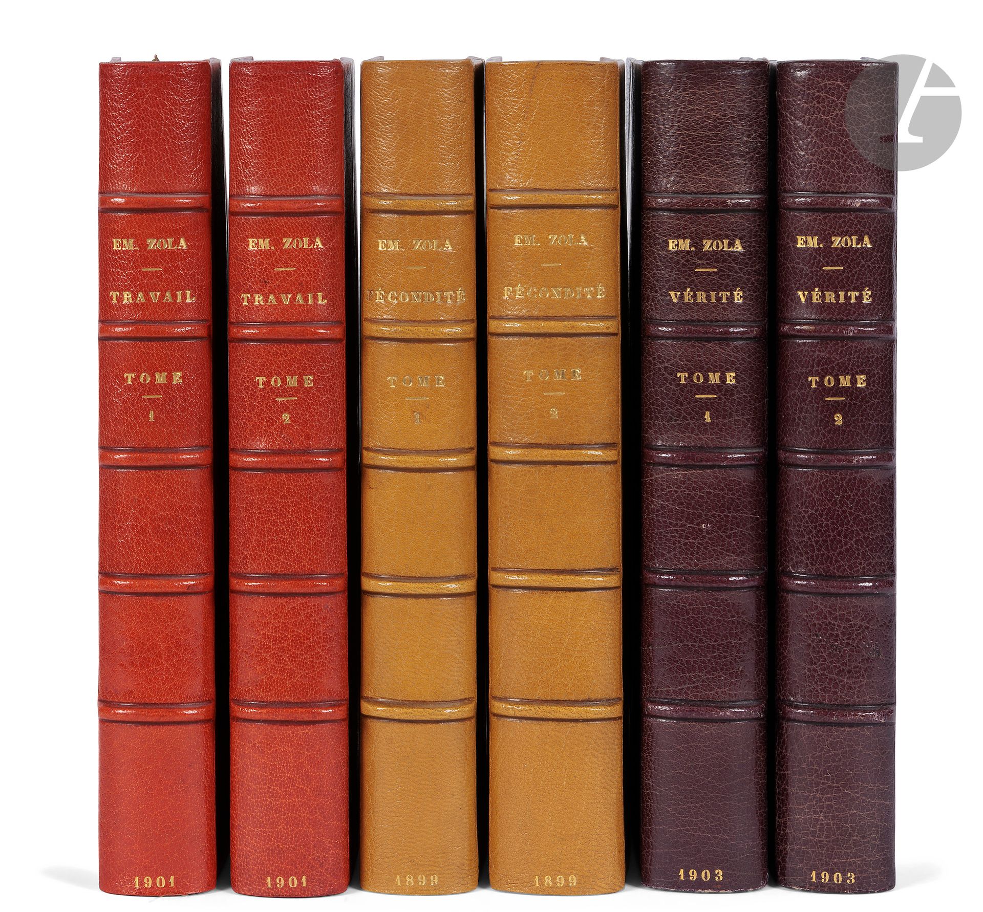 ZOLA (Émile).
Les Quatre évangiles. Travail. - Fécondité. -Vérité.
Paris : Bibliothèque-Charpentier, 1899-1903. — 6 volumes in-8, 223 x 135 : Fécondité : (4 ff. 2 premiers blancs), 345 pp., (1 f.), couverture imprimée ; (4 ff. 2 premiers blancs), 405 pp., (1 f.), couverture imprimée. — Travail : (4 ff. 2 premiers blancs), 329 pp., (1 f.), couverture imprimée ; (4 ff. 2 premiers blancs), 338 pp., (1 f.), couverture imprimée. — Vérité : (4 ff. 2 premiers blancs), 381 pp., (1 f. blanc), couverture imprimée ; (4 ff. 2 premiers blancs), 367 pp., couverture imprimée. Demi-maroquin orange (Travail), jaune (Fécondité) et violet (Vérité) à coins, dos à nerfs, tête dorée, non rogné, couverture et dos conservés (Blanchetière - Bretault).

Mêmes ouvrages que le lot précédent.

Exemplaires réimposés au format in-8, sous couverture spéciale. Tous sont numérotés sur papier de Hollande, en tirage limité à 250 exemplaires sur ce papier pour le premier titre et à 200 pour les deux autres. Ils portent respectivement les numéros 68, 35 et 75.

Très bel ensemble relié uniformément mais dans une couleur différente par Henri Blanchetière, gendre et successeur de J. Bretault.

Taches au titre et au feuillet suivant du premier volume de Fécondité.

Provenance :
Docteur P. Blondin, avec ex-libris gravé par T. Ranson, daté de 1907.