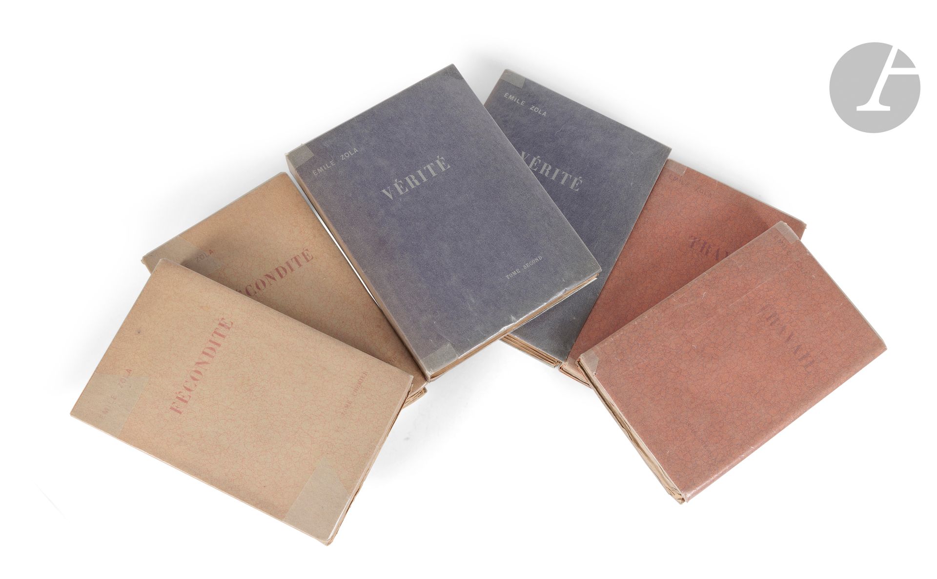 ZOLA (Émile).
Les Quatre évangiles. Travail. - Fécondité. -Vérité.
Paris : Bibliothèque-Charpentier, 1899-1903. — 6 volumes in-8 : Fécondité : (4 ff. 2 premiers blancs), 345 pp., (1 f.), couverture imprimée ; (4 ff. 2 premiers blancs), 405 pp., (1 f.), couverture imprimée. — Travail : (4 ff. 2 premiers blancs), 329 pp., (1 f.), couverture imprimée ; (4 ff. 2 premiers blancs), 338 pp., (1 f.), couverture imprimée. — Vérité : (4 ff. 2 premiers blancs), 381 pp., (1 f. blanc), couverture imprimée ; (4 ff. 2 premiers blancs), 367 pp., couverture imprimée. Brochés, couvertures rempliées.

Édition originale de ces trois romans formant le cycle romanesque que l’auteur publia sous le titre général des Quatre Évangiles. Zola devait le terminer avec un quatrième roman intitulé Justice qui ne resta qu’à l’état d’ébauche.

Exemplaires réimposés au format in-8, sous couverture spéciale. Travail et Fécondité sont numérotés sur papier de Hollande, en tirage limité à 250 exemplaires sur ce papier pour le premier titre et à 200 pour le second (n° 164 et 131). L’exemplaire de Vérité est l’un des 30 sur japon (n° 2).

Exemplaires brochés, tels que parus.
Travail : dos légèrement passé. Quelques rousseurs éparses.
Fécondité : dos et bords des plats légèrement brunis. Quelques rousseurs éparses.
Vérité : dos et bord des seconds plats de couverture passés. Déchirure sans manque sur quelques centimètres à une charnière du premier volume.
Quelques rousseurs éparses dans les exemplaires sur Hollande.