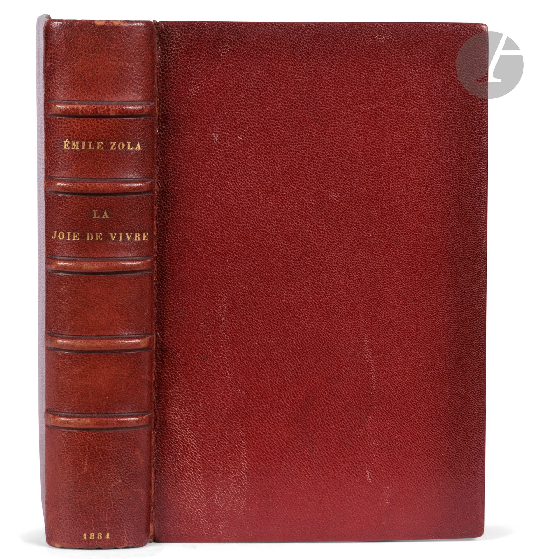 ZOLA (Émile).
La Joie de vivre.
Paris : G. Charpentier et Cie, 1884. — In-18, 185 x 117 : (2 ff.), 447 pp. Chagrin rouge janséniste, dos à nerfs, roulette dorée intérieure, tête dorée, non rogné (reliure du XXe siècle).

Autre exemplaire de l’édition originale.

Un des 150 exemplaires numérotés sur papier de Hollande, seul tirage sur grand papier (n° 139).

Dos légèrement passé, craquelures aux charnières, quelques traces blanches sur les plats. Sans les couvertures.