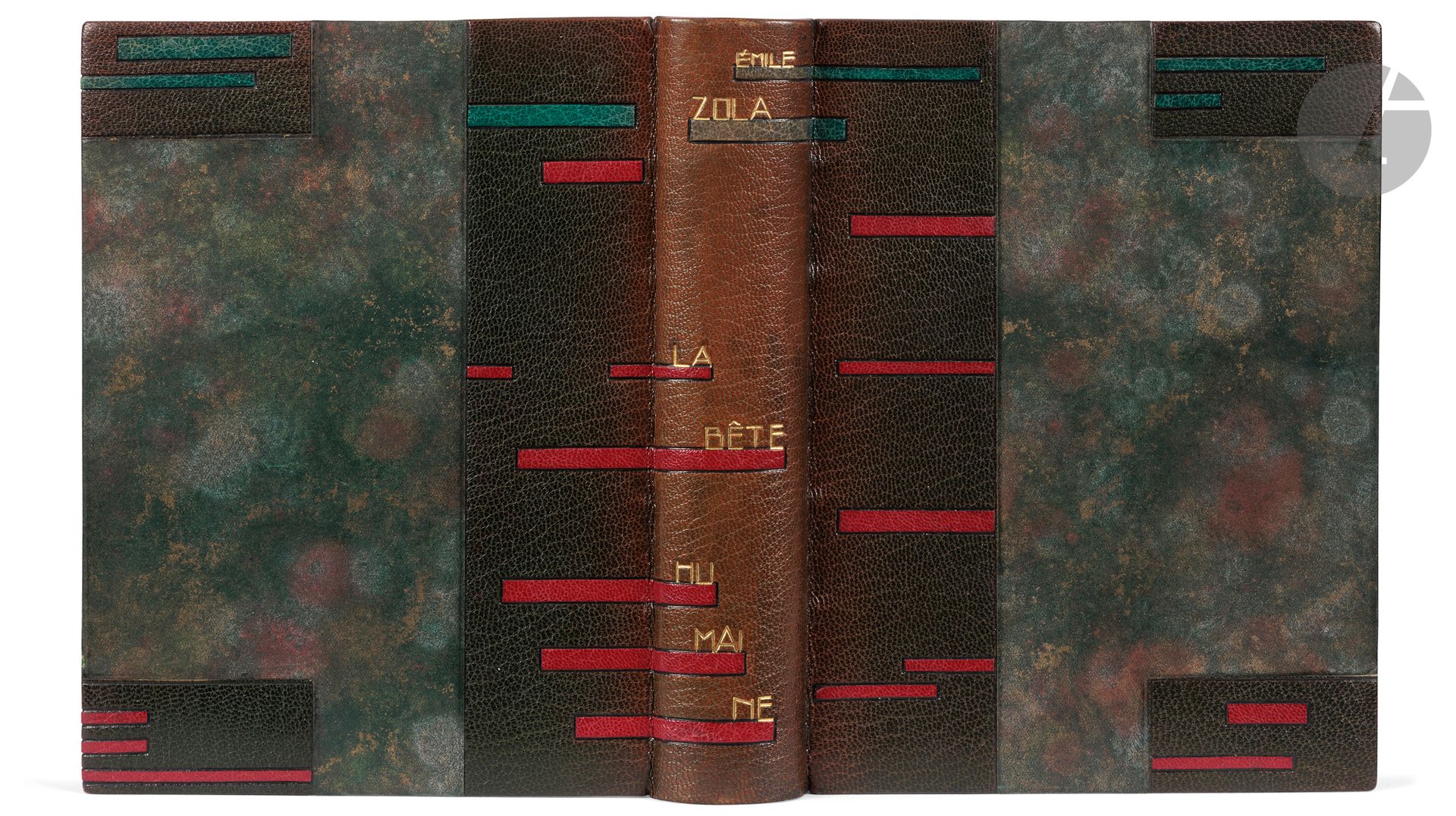 ZOLA (Émile).
La Bête humaine.
Paris : A. & G. Mornay, 1924. — In-8, 198 x 149 : frontispice, (2 ff.), 460 pp., (2 ff.). Demi-maroquin vert foncé à coins rectangulaires de même maroquin, bandes horizontales en maroquin bleu et rouge sur les plats et en continu sur le dos, dos lisse orné du nom de l’auteur et du titre en lettres capitales dorées réparties sur les bandes débordant des plats, tête dorée, non rogné, couverture et dos conservés (Paul Bonet).

Belle édition illustrée d’un frontispice en deux tons et de nombreuses compositions en noir et en deux tons dans le texte, gravés sur bois par le peintre et illustrateur Géo DUPUIS (1874-1932), pseudonyme de Georges Gustave Léon Dupuis. 
Exemplaire numéroté sur papier de Rives (n° 918).

Intéressante et rare reliure de jeunesse de Paul Bonet (1889-1971), dans un style art-déco répondant à sa définition de la reliure :
« Le décor d’une reliure doit être une synthèse décorative du livre, se tenir à la limite de l’abstrait et du concret, prendre au premier ce qu’il a de hautement spirituel, mais en le tempérant de concret, afin d’éviter l’impersonnel ; faire en sorte qu’une reliure tented’exprimer l’âme du livre sans tomber dans un pittoresque vulgaire, en concordance avec les nouvelles tendances picturales » (Henri Clouzot, Paul Bonet, architecte de la reliure, in Mobilier et décoration : revue française des arts décoratifs appliqués, Éditions Edmond Honoré, janvier 1933, pp. 66-72).
S’il commence la reliure au retour de la guerre en 1920, Paul Bonet n’en fait son métier qu’en 1924. Celle-ci fut réalisée à cette époque, en tous les cas avant 1930.

Dos passé.