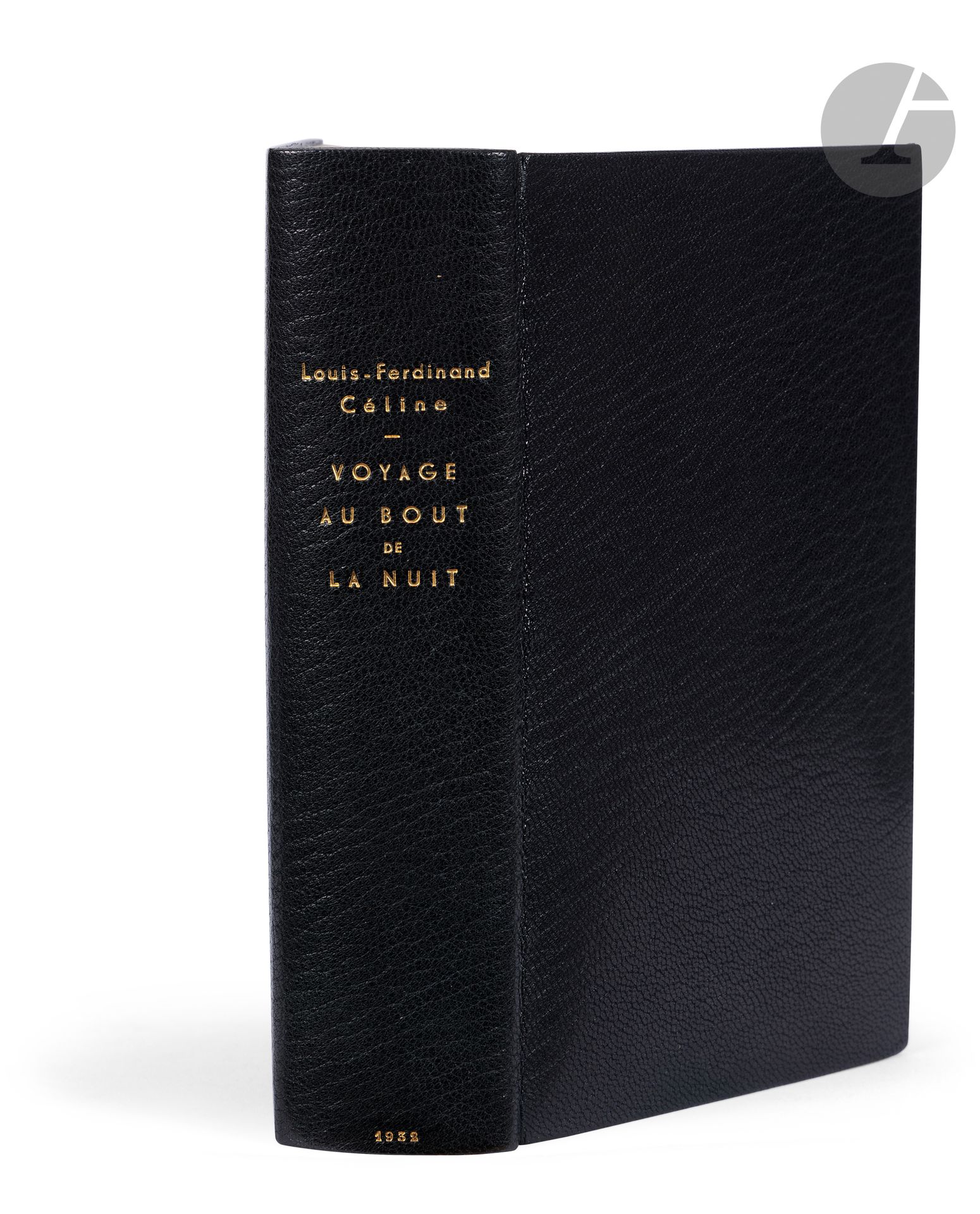 CÉLINE (Louis-Ferdinand).
Voyage au bout de la nuit. Roman.
Paris : Denoël et Steele, 1932. — In-8, 184 x 116 : 623 pp., couverture imprimée. Maroquin noir janséniste, dos lisse, doublures bords à bords de maroquin noir, gardes de box rouge, tranches dorées sur témoins, couverture et dos conservés, chemise à dos et bandes à recouvrement de maroquin noir, étui bordé (Alix).

Dauphin & Fouché, 32A1.

Édition originale dédiée à Élisabeth Craig, du premier et du plus célèbre roman de Céline.

L’auteur transmet dans ce roman sa vision du monde et des hommes à travers les pérégrinations de Ferdinand Bardamu. Ce dernier entreprend un voyage en Afrique puis en Amérique, qui le mène toujours plus bas dans la misère et la déchéance sociale. Écrit dans un langage parlé et argotique, ce roman est une virulente critique de la guerre, de sa cruauté et des lâchetés auxquelles elle pousse les humains.

Un des exemplaires hors commerce sur alfa. Le tirage sur grand papier ne s’élève qu’à 10 exemplaires sur vergé d’Arches, 100 sur Alfa et quelques hors commerce également sur Alfa.

Très bel exemplaire en reliure triplée d’Alix, parfaitement conservé.
