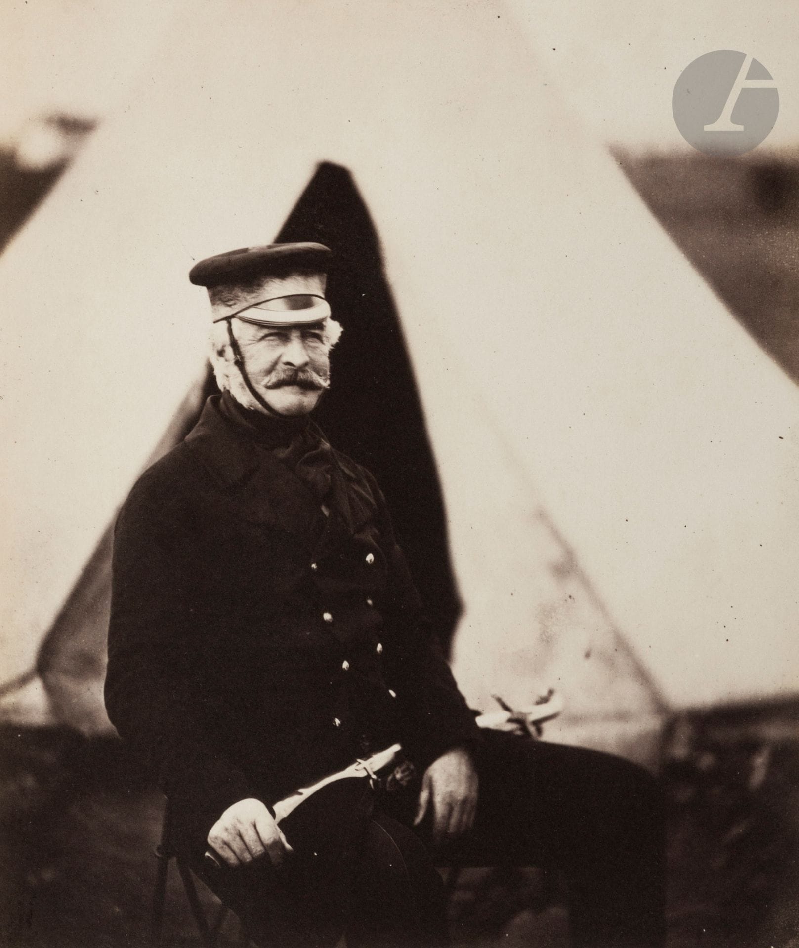 Roger Fenton (1819-1869) 
Guerre de Crimée, 1855-1856. 
General Simpson. Sir W. J. Codrington. Sir Richard England. 
Trois (3) épreuves sur papier salé, d’après négatifs verre au collodion, contrecollées sur cartons d’éditeur (T. Agnew & Sons). Crédit du photographe, légendes et dates imprimés sur les montages en bas avec le timbre sec de l’éditeur. 
Formats : de 17x15,5 à 19x15,5 cm 
 
On joint la page de la série dédicacée à la reine Victoria.