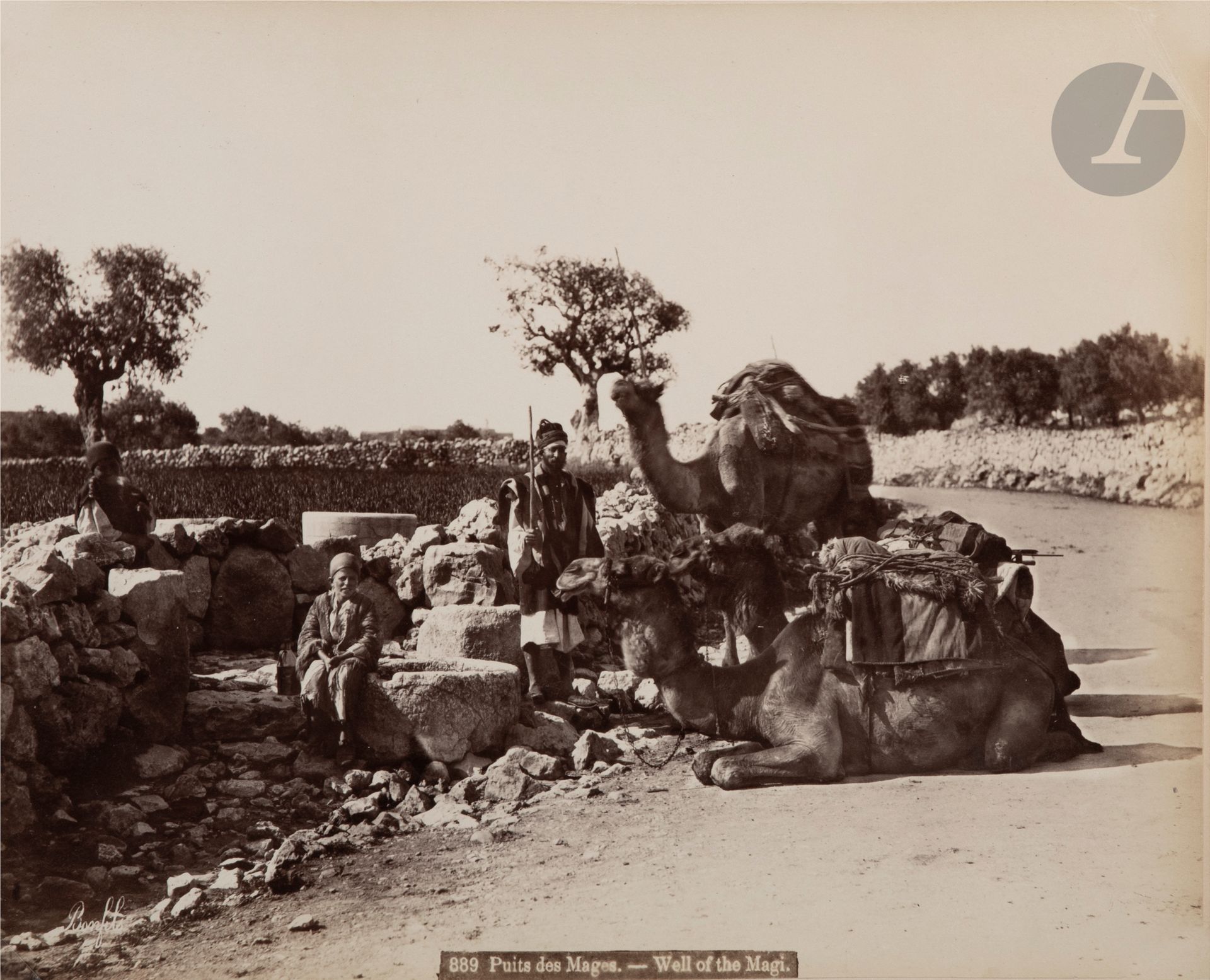 Félix Bonfils - American Colony - Photochrom Zurich et divers 
Palestine, c. 1870-1890. 
Nazareth. Jaffa. Jérusalem. Arc de l’Ecce Homo. Saint-Sépulcre. Bassin de Siloé. Porte de Damas. Mont des Oliviers. Pèlerins. Puit de la Samaritaine. Monastère de Mar Saba. Rives du Jourdain. Campement bédouin. 
20 épreuves sur papier albuminé et deux photochromes, certains contrecollées sur cartons. Nombreux crédits de photographes et légendes dans les négatifs et sur les montages. 
Formats : de 16x20 à 22x28 cm
