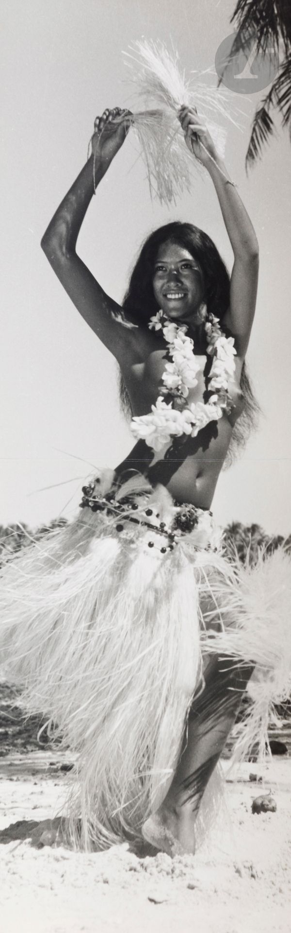 Adolphe Sylvain (1920-1991)  
Tahiti, c. 1950. 
Jeunes femmes tahitiennes. Paysages. 
57 épreuves argentiques d’époque. Crédit du photographe et mention «Meilleurs vœux de Tahiti» aux versos. 
Format moyen : 30x10 cm 
 
On joint 48 diapositives et quelques cartes de visite d’Adolphe Sylvain.