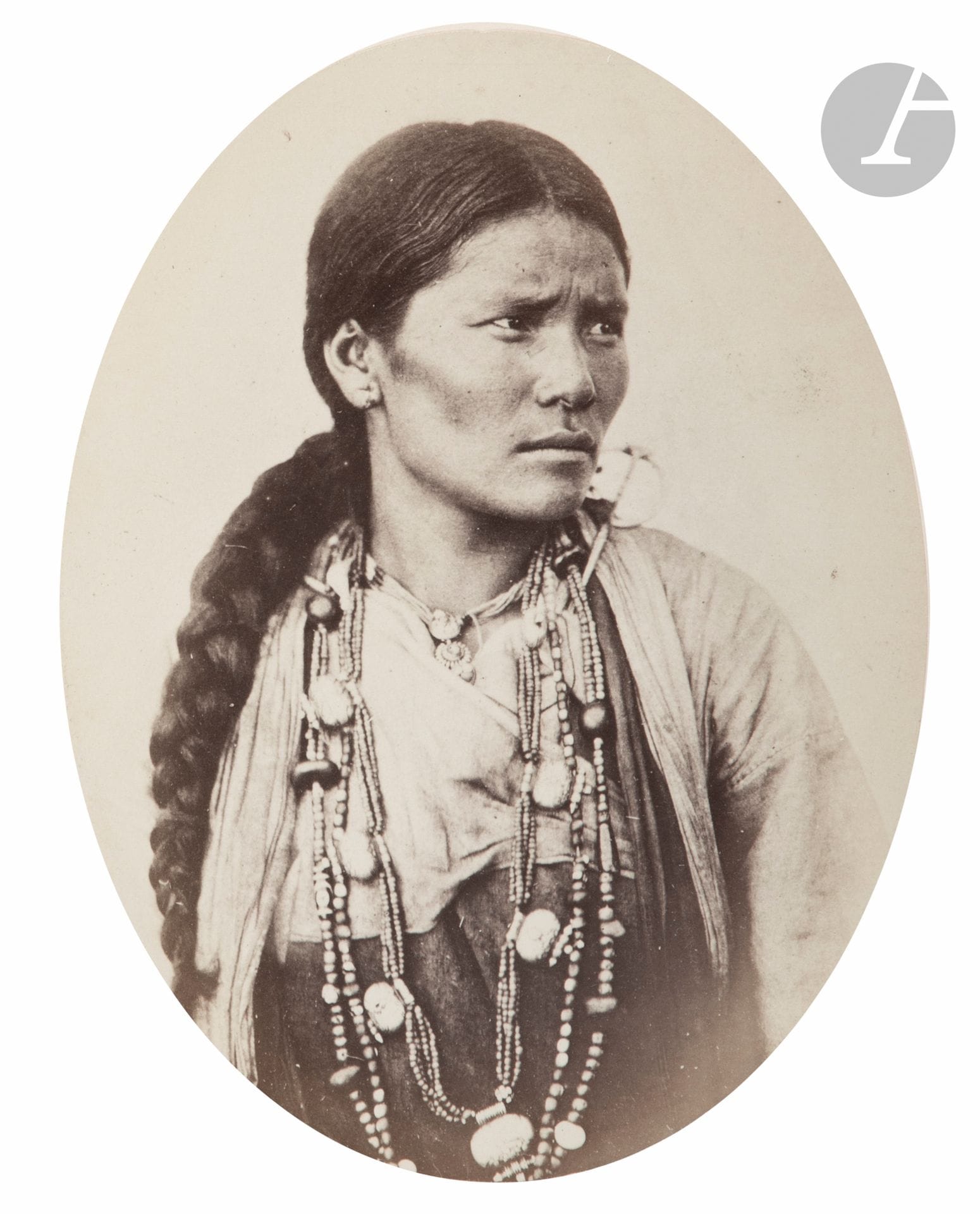 The People of India, c. 1868-1875. 
Lama (bouddhiste preast). A charcoal carrier. Kachari. Weavers. Magar group. Lepcha peasants. Baories. Bujgotees. Boksa. Jogis. Rajah. Kurrum doss. Cheboo lama. Chohans. Singpho. 
31 épreuves sur papier albuminé, contrecollées sur cartons (la plupart accompagnées de leurs légendes sur feuilles). Légendes sur étiquettes contrecollées sur le montage. 
Formats : de 18x13 à 19x18 cm 
 
Cette étude ethnographique a été publiée en huit volumes entre 1868 et 1875 par J. Forbes Watson and John William Kaye. Elle est composée de plus de 460 planches dont le but était de dépeindre la population indienne. Le gouverneur général de l’Inde, Lord Canning, charge plus de quinze officiers de l’armée britannique, dont Shepherd et Robertson ou le lieutenant W. W. (Willoughby Wallace) Hooper, de photographier la topologie, l’architecture et la population du pays.
