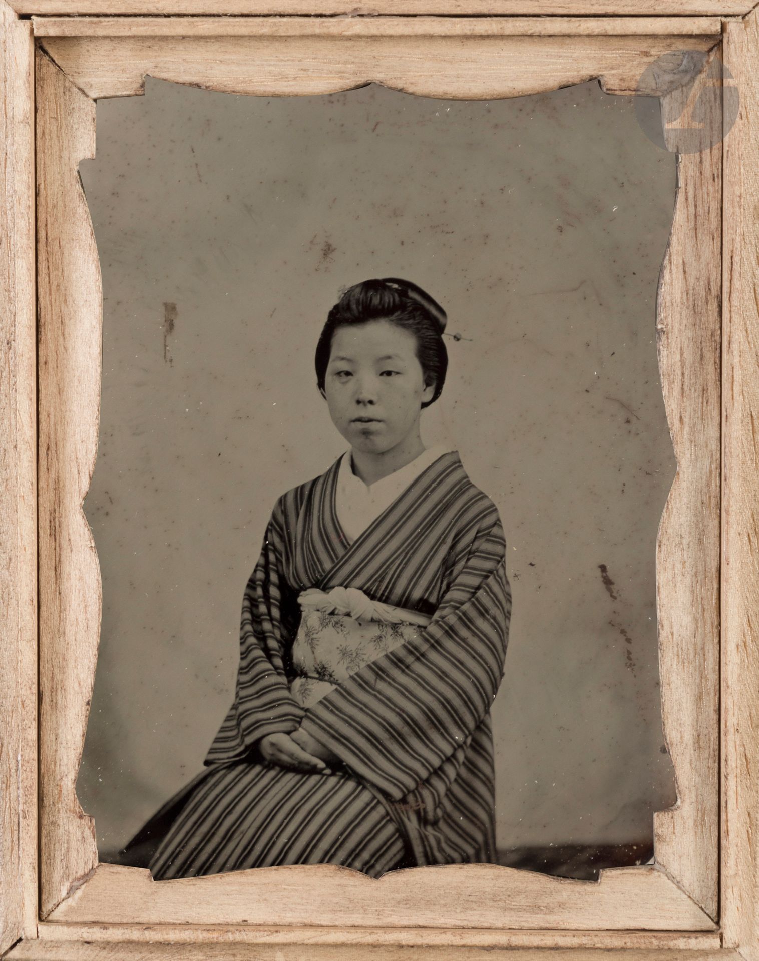 Unidentified photographer 
Japan, c. 1880-1890. 
Portraits. 
Five (5) ambrotypes, 1/6 to 1/4 plate, in their period balsa wood boxes. 
Sizes: 8.5x6 to 11.5x9 cm (on view).